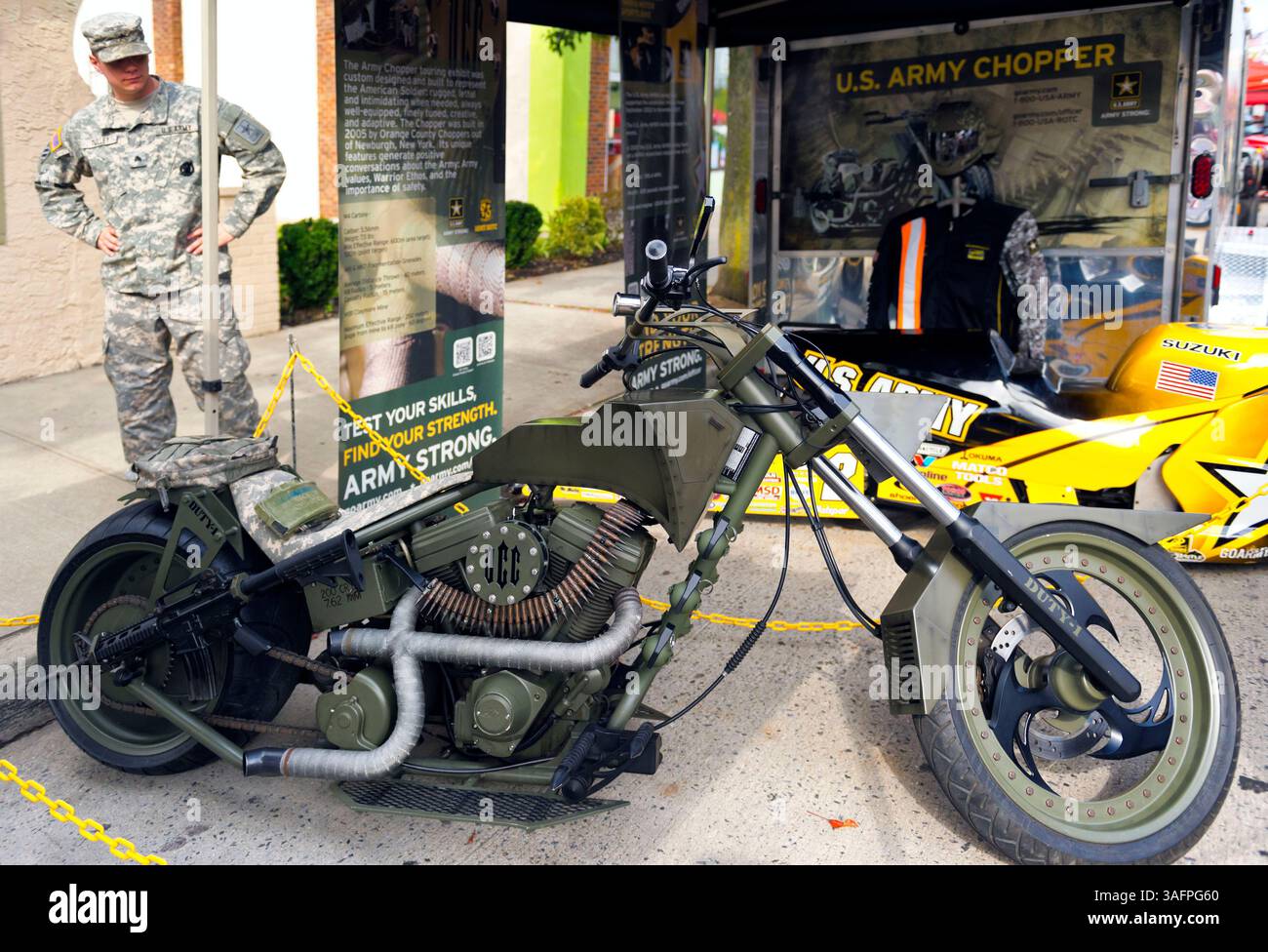 22 settembre 2012 - Bellmore, New York, Stati Uniti - gli elicotteri (motocicli) e i reclutatori dell'esercito sono alla sezione Military Expo del 26° Festival annuale Bellmore Family Street. Secondo il coordinatore del Festival, erano attese più persone di oltre 120.000 che hanno partecipato lo scorso anno. (Immagine di credito: © Ann Parry/ZUMAPRESS.com) Foto Stock