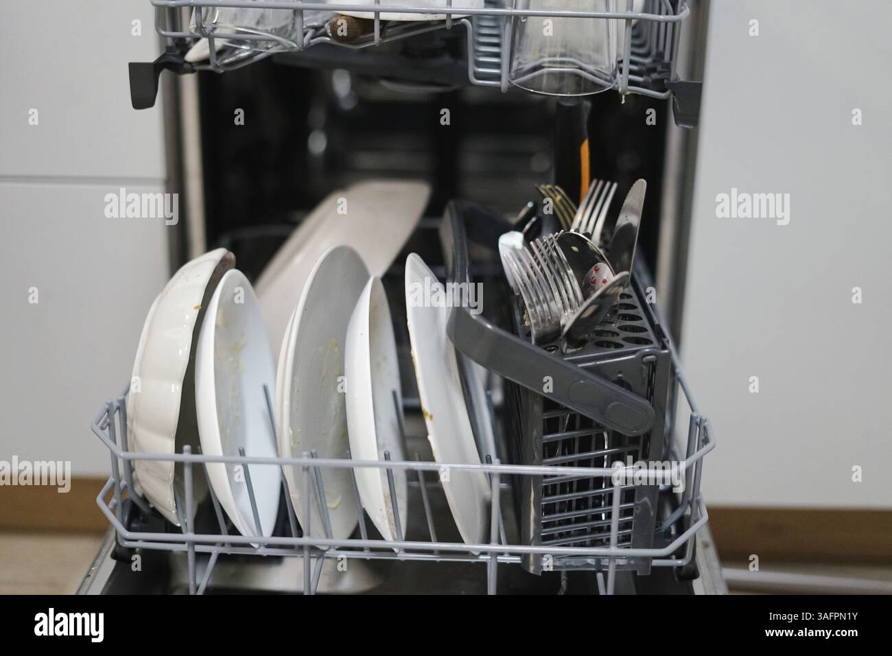 lavastoviglie carica pulizia sporca routine domestica casalinga eco consumo sicuro di acqua completamente carico Foto Stock