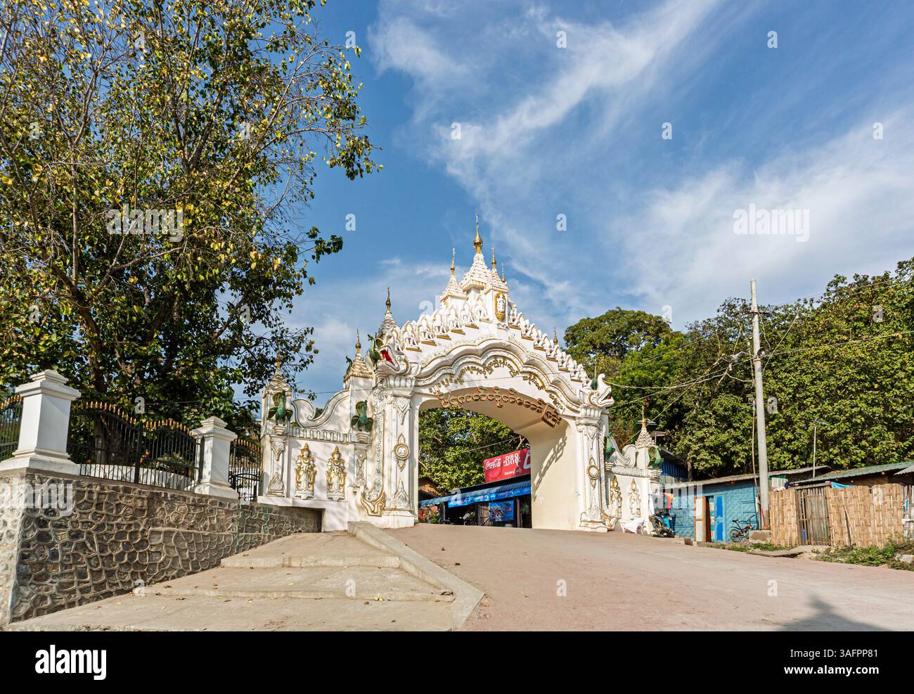 L'ingresso alla Pagoda di Kyauk Taw Gyi fiancheggiata da statue di Buddha ai piedi della collina Mandalay, Mandalay, Myanmar (Birmania) Foto Stock