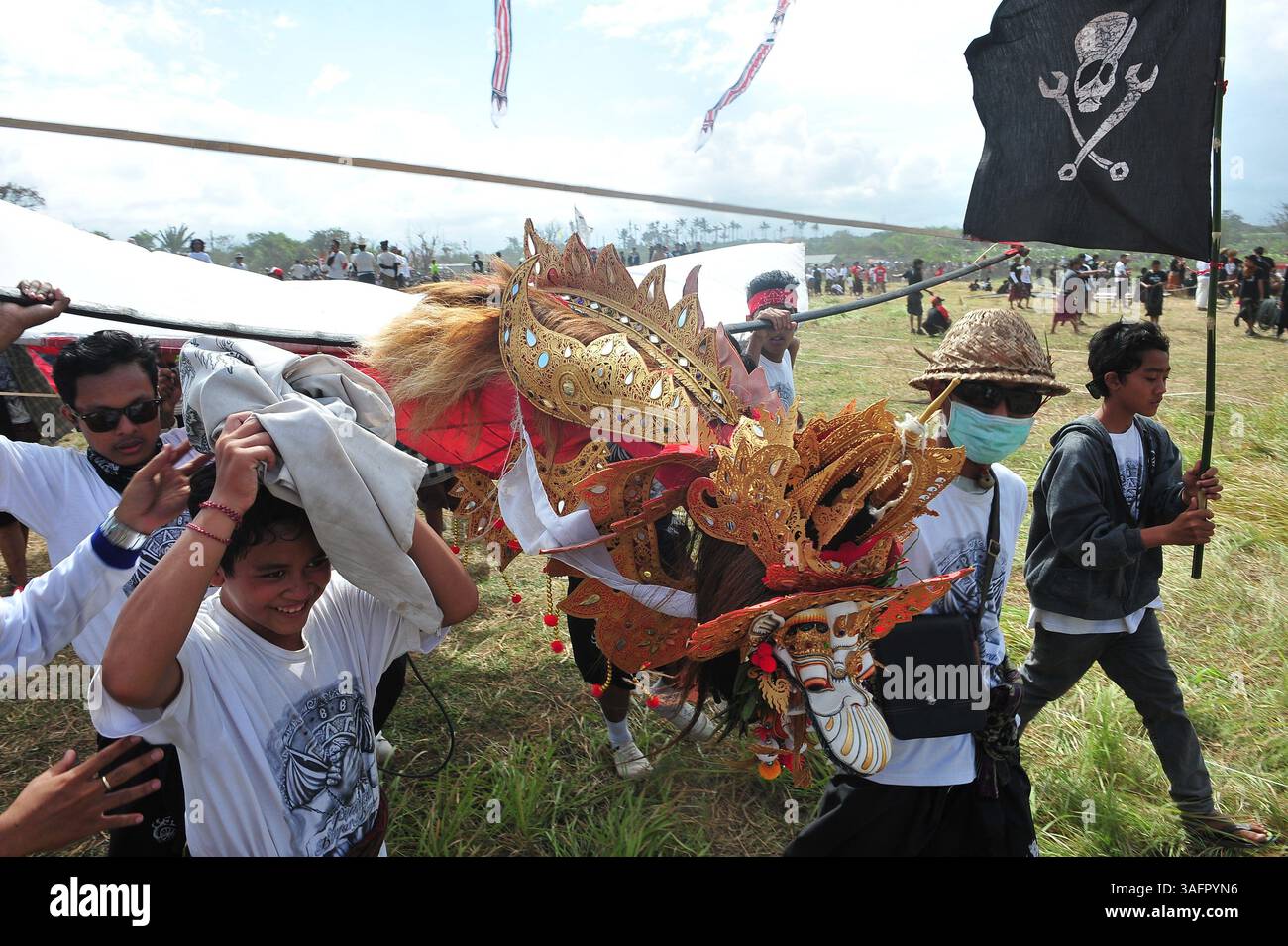 14 luglio 2012 - Padang Galak Sanur, Bali, Indonesia - Un aquilone Janggan trasportato da ragazzi balinesi pronti a volare nel 34° Bali Kite Festival 2012 a Padang Galak, Sanur, Bali, Indonesia. (Immagine di credito: © Robertus Pudyanto/ZUMAPRESS.com) Foto Stock