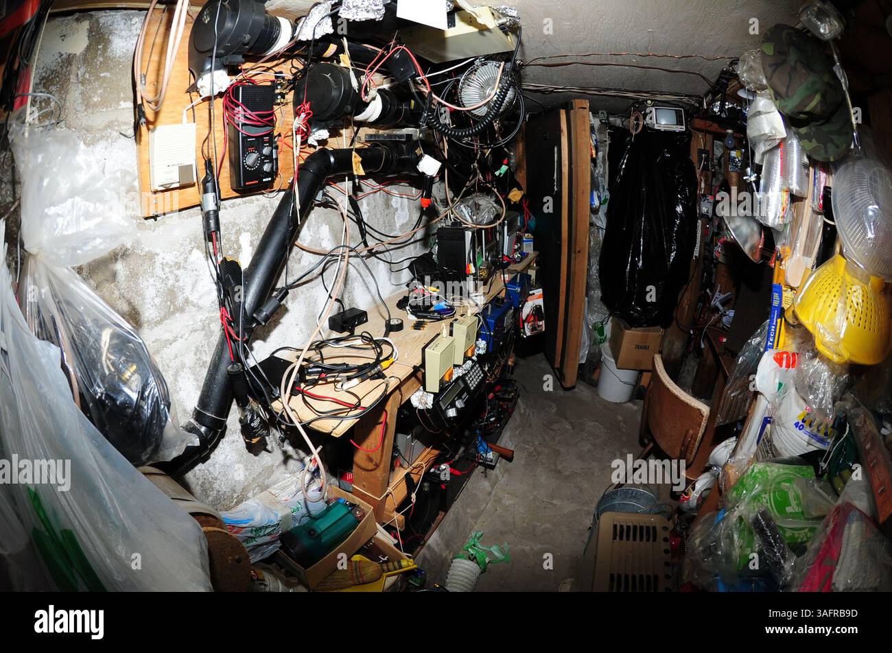 18 luglio 2012 - Barrie, Ontario, Canada - foto rilasciate di recente per gentile concessione del servizio di polizia Barrie all'interno del bunker sotterraneo... durante un'indagine per omicidio del 1970, i servizi di polizia di Barrie hanno scoperto un bunker sotterraneo nel cortile di casa di William Feldhoff completo di fili e trappole esplosive pronte per essere attivate. Oltre 80 ordigni esplosivi improvvisati (IED) sono sparsi in tutta la casa insieme a cinque armi da fuoco trovate impilate sopra scatole di munizioni. Barrie si trova a circa due ore a nord di Toronto, Ontario. (Immagine di credito: © Barrie Police Foto Stock