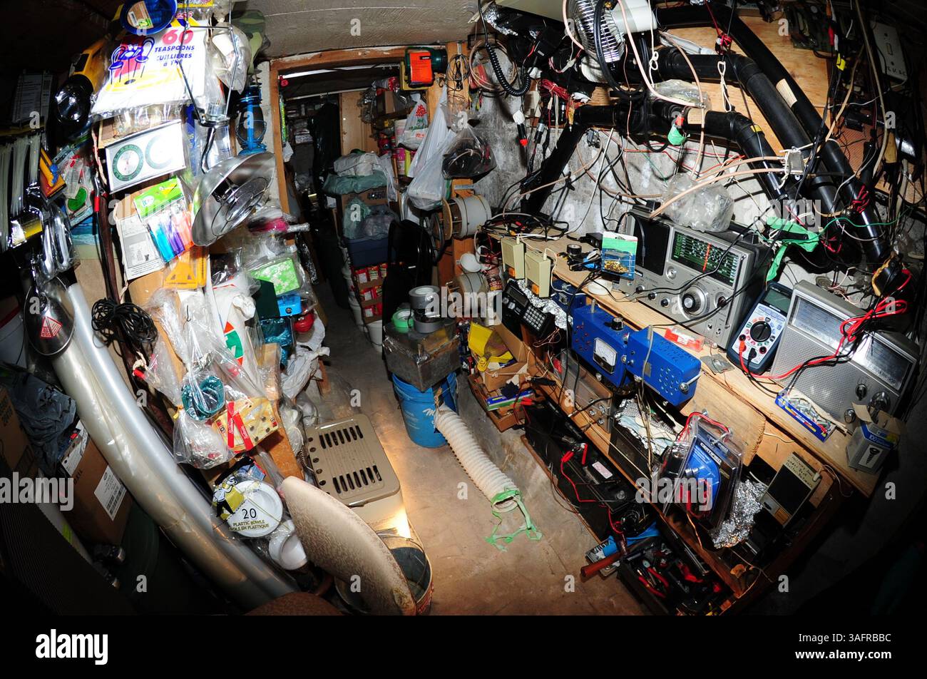 18 luglio 2012 - Barrie, Ontario, Canada - foto rilasciate di recente per gentile concessione del servizio di polizia Barrie all'interno del bunker sotterraneo... durante un'indagine per omicidio del 1970, i servizi di polizia di Barrie hanno scoperto un bunker sotterraneo nel cortile di casa di William Feldhoff completo di fili e trappole esplosive pronte per essere attivate. Oltre 80 ordigni esplosivi improvvisati (IED) sono sparsi in tutta la casa insieme a cinque armi da fuoco trovate impilate sopra scatole di munizioni. Barrie si trova a circa due ore a nord di Toronto, Ontario. (Immagine di credito: © Barrie Police Foto Stock