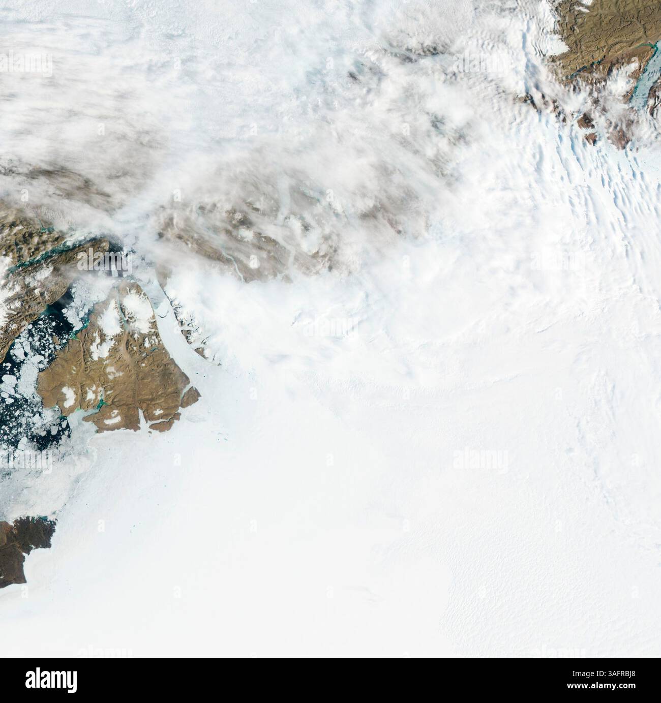 19 luglio 2012 - Ghiacciaio Petermann, Groenlandia - il Ghiacciaio Petermann macina e scivola verso il mare lungo la costa nord-occidentale della Groenlandia, terminando in una gigantesca lingua di ghiaccio galleggiante. Come altri ghiacciai che terminano nell'oceano, Petermann allontana periodicamente gli iceberg. Un enorme iceberg, o isola di ghiaccio, si ruppe al largo del ghiacciaio Petermann nel 2010. Quasi due anni dopo, un altro pezzo di ghiaccio si è liberato. Il 17 luglio, Aqua spiò un'apertura più ampia tra il ghiacciaio e l'iceberg, così come una rottura del ghiaccio più sottile a valle. L'iceberg sembra aver fatto un leggero contatore Foto Stock