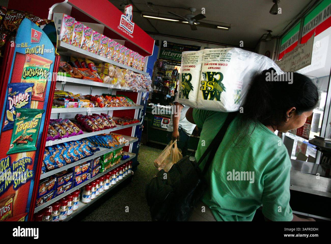 Clearwater venerdì 23/9/2005) Emma Rafael (cq) porta il mix di mesa di mais istantaneo ma se CA dopo averlo acquistato al Mexico Lindo in Court Street a Clearwater venerdì 23 settembre 2005. Emma, suo marito Martin Huapilla (cq) e la loro figlia Isabel, 1, (immagine di credito: St Petersburg Times/ZUMAPRESS.com) Foto Stock