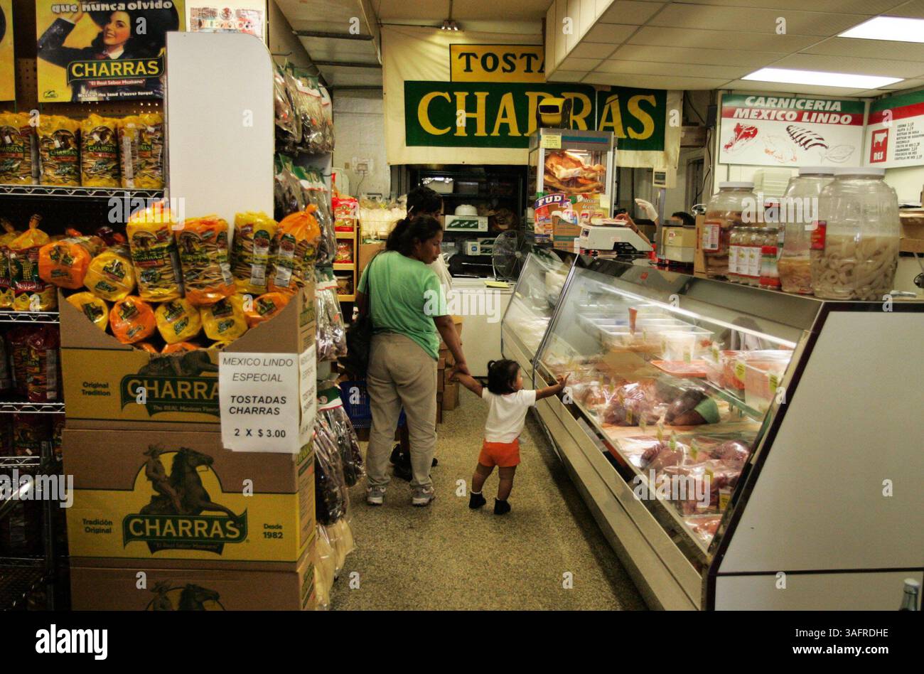 Clearwater 23/9/2005) Emma Rafael (cq) tiene la mano di sua figlia Isabel Huapilla mentre si avvicina a Mexico Lindo in Court Street a Clearwater venerdì 23 settembre 2005. Emma Rafael (cq), suo marito Martin Huapilla (cq) e la loro figlia Isabel, 1, (immagine di credito: St Petersburg Times/ZUMAPRESS.com) Foto Stock