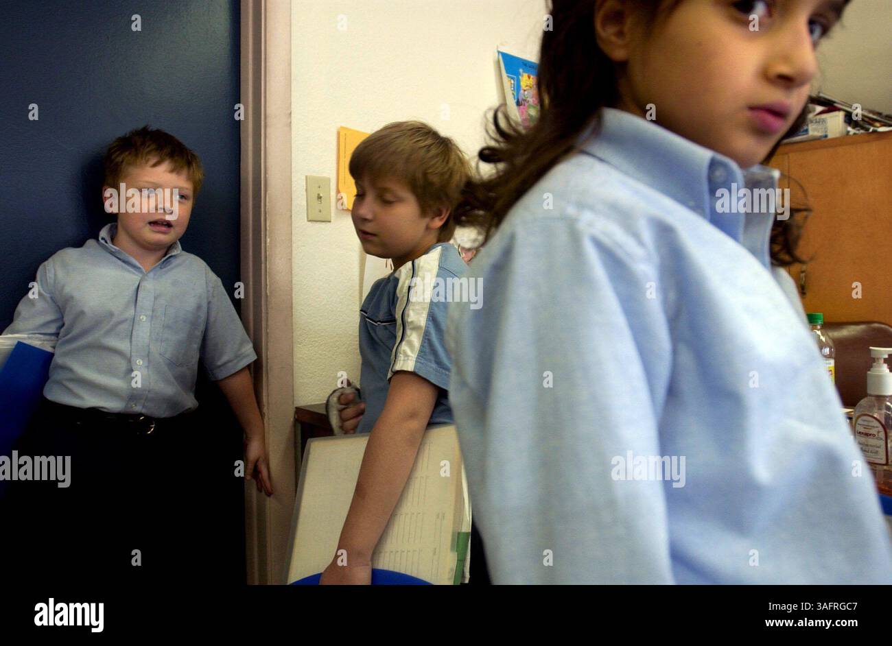 DIDASCALIA (10/26/2005).da sinistra a destra, Michael Wisser, 7, Christian Riedt, 9, e Katie Mazgaj, 8 anni, si schierano alla porta alla fine del corso di linguistica venerdì mattina alla DePaul School, 701 Orange Ave., a Clearwater. Studenti in lezioni alla DePaul School, 701 Orange Ave., Clearwater, una scuola per studenti con dislessia. La scuola per bambini dislessici ha superato la sua attuale struttura e sarà inaugurata in un nuovo edificio in Sunset Point Rd., sabato. Il preside Vicki Hatch dice che sperano di trasferirsi nella nuova scuola entro l'agosto del 2006. (Immagine di credito: St Petersburg Times/ZUMAPRESS.co Foto Stock