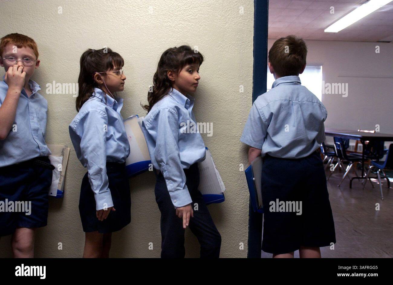 DIDASCALIA (10/26/2005).da sinistra a destra, Bryan Watson, gemelli di 8 anni Nina e Katie Mazgaj, e Michael Wiser, 7 anni, aspettano nel corridoio prima dell'inizio della loro lezione di linguistica venerdì mattina alla DePaul School, 701 Orange Ave., a Clearwater. La scuola per bambini dislessici ha superato la sua attuale struttura e sarà inaugurata in un nuovo edificio in Sunset Point Rd., sabato. Il preside Vicki Hatch dice che sperano di trasferirsi nella nuova scuola entro l'agosto del 2006. (Immagine di credito: St Petersburg Times/ZUMAPRESS.com) Foto Stock