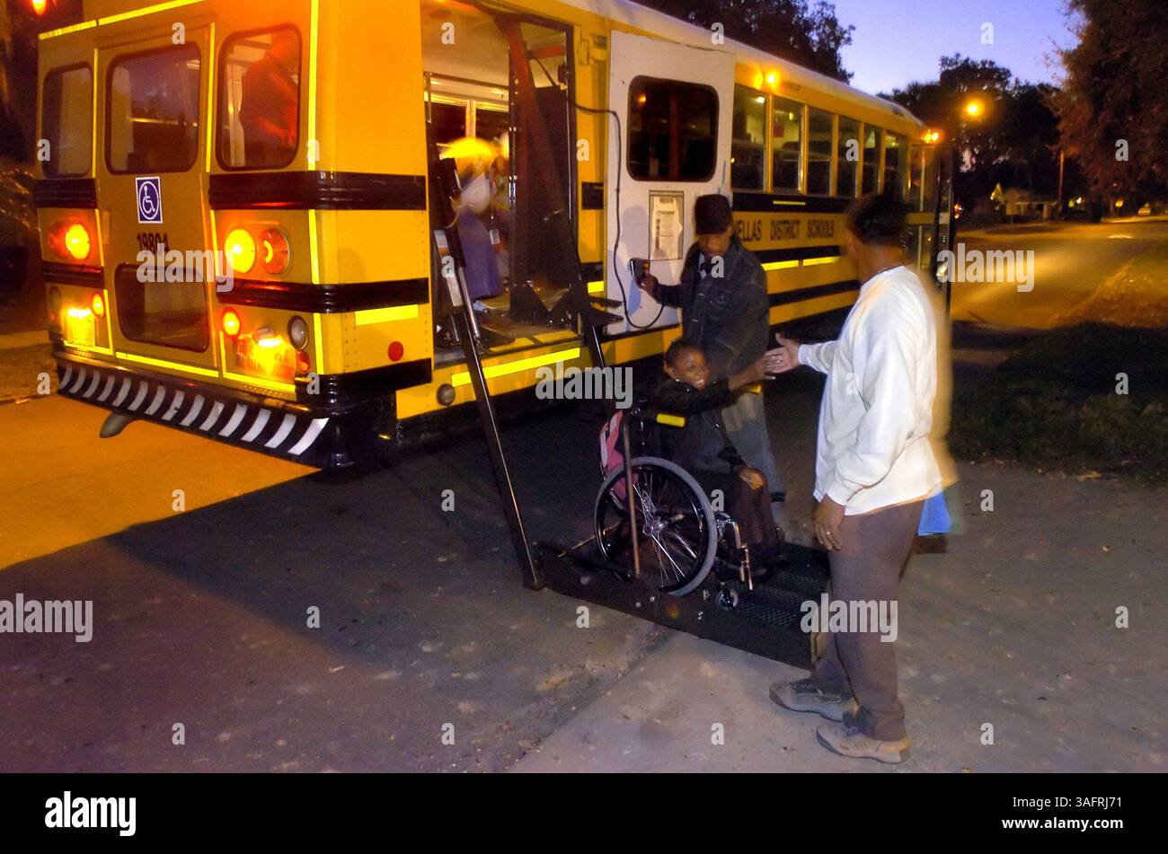 A CAUSA DELLE DIMENSIONI E/O DELLA QUALITÀ SCADENTI DEL FILE, QUESTA FOTO NON DEVE ESSERE PIÙ GRANDE DI 3 COLONNE.**.( DIDASCALIA 12/2/05 SAN PIETROBURGO, FLAG.) Il Times ha commissionato un sondaggio scientifico per chiedere ai genitori dei bambini delle scuole pubbliche di Pinellas come si sentono riguardo alle proposte di cambiare gli orari di inizio della scuola. Le foto sono state fatte (venerdì 12/2/05) presso la casa Gordon (2335 13 St. So.) Mentre la famiglia e i bambini si stavano preparando e salivano sullo scuolabus.***foto 1. Alle 6:40 circa, Robert Gordon, Sr. (cq) dice addio ai suoi due figli e li aiuta sull'autobus (indossa una camicia bianca). Nella ruota Foto Stock