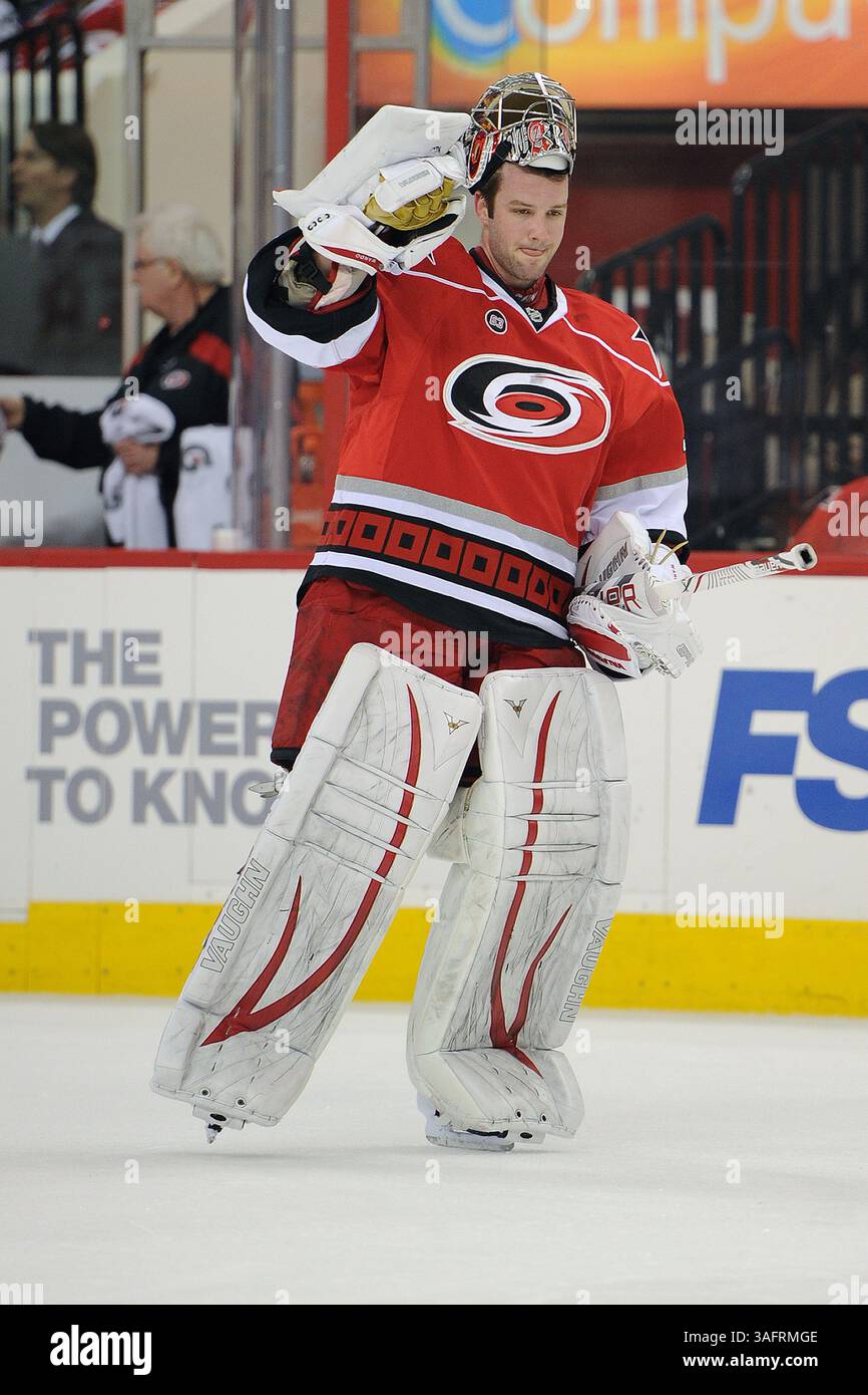 21 marzo 2012: Il portiere dei Carolina Hurricanes Cam Ward n. 30 durante la partita NHL tra Carolina Hurricanes e Florida Panthers alla PNC Arena di Raleigh, North Carolina. (Immagine di credito: © Evan Pike/Cal Sport Media/ZUMAPRESS.com) Foto Stock