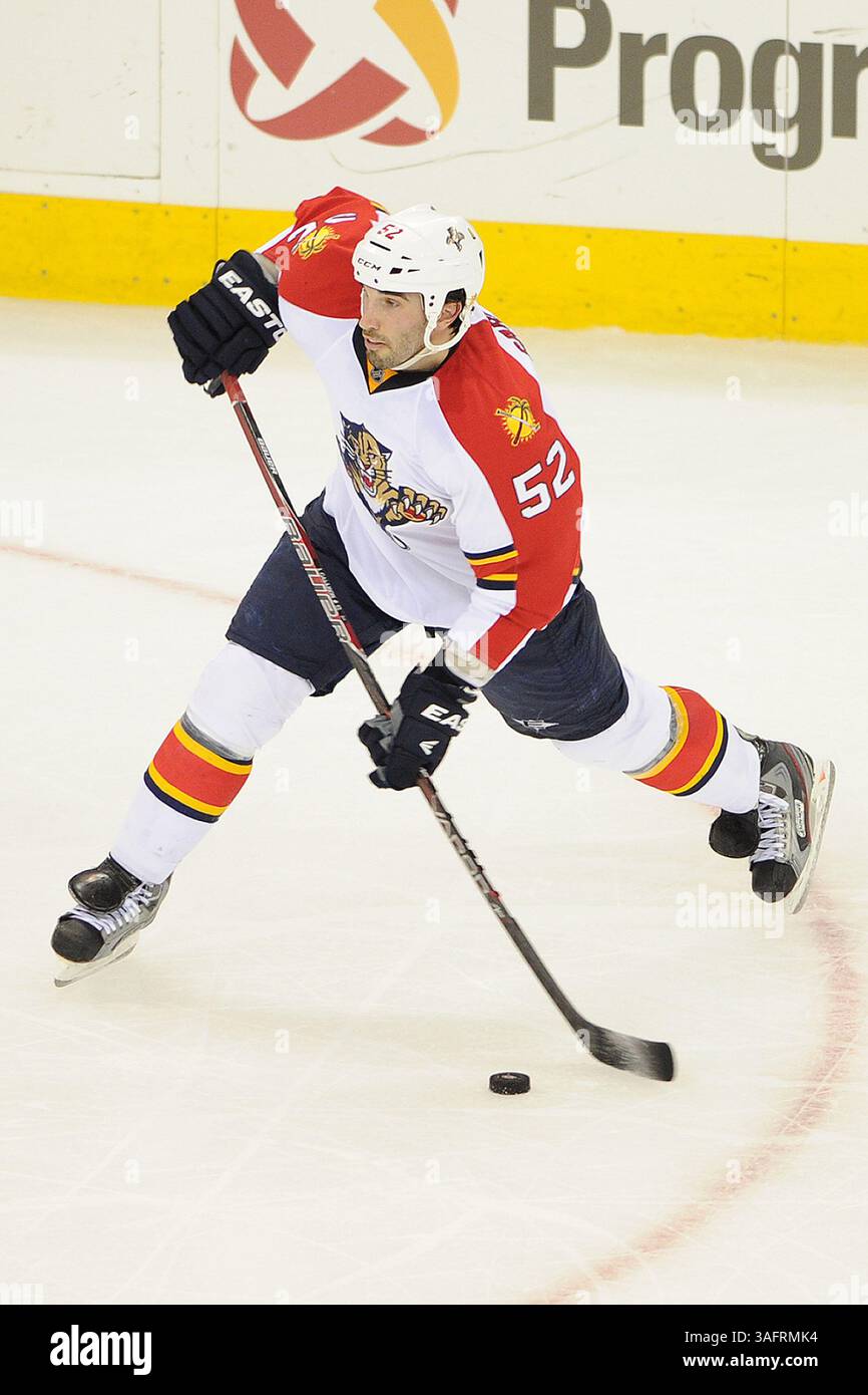 21 marzo 2012: Il difensore dei Florida Panthers Jason Garrison n. 52 in azione durante la partita NHL tra Carolina Hurricanes e Florida Panthers alla PNC Arena di Raleigh, NC. (Immagine di credito: © Evan Pike/Cal Sport Media/ZUMAPRESS.com) Foto Stock