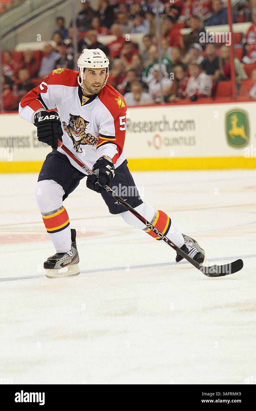 21 marzo 2012: Il difensore dei Florida Panthers Jason Garrison n. 52 in azione durante la partita NHL tra Carolina Hurricanes e Florida Panthers alla PNC Arena di Raleigh, NC. (Immagine di credito: © Evan Pike/Cal Sport Media/ZUMAPRESS.com) Foto Stock
