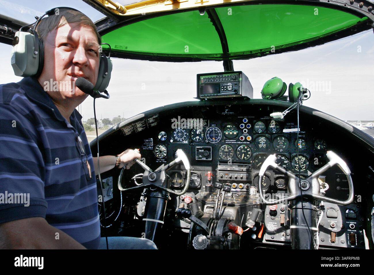 2/10/2006) B 25 VISITA ---2. Bob Oehl, (CQ), Gainesville, FL., pilota della Collings Foundation, Stow, Mass., posa nella cabina di pilotaggio di un B-25 Mitchell d'epoca della seconda guerra mondiale all'aeroporto internazionale Clearwater di St. Petersburg, venerdì 2/10/2006. Oehl è il nipote del famoso pilota della seconda guerra mondiale, il tenente colonnello James Doolittle, che guidò il volo di sedici velivoli B-25 dalla portaerei USS Hornet il 18,1942 aprile per bombardare il Giappone come rappresaglia per l'attacco di quel paese a Pearl Harbor il 7 dicembre 1941. "Lui, (immagine di credito: St Petersburg Times/ZUMAPRESS.com) Foto Stock