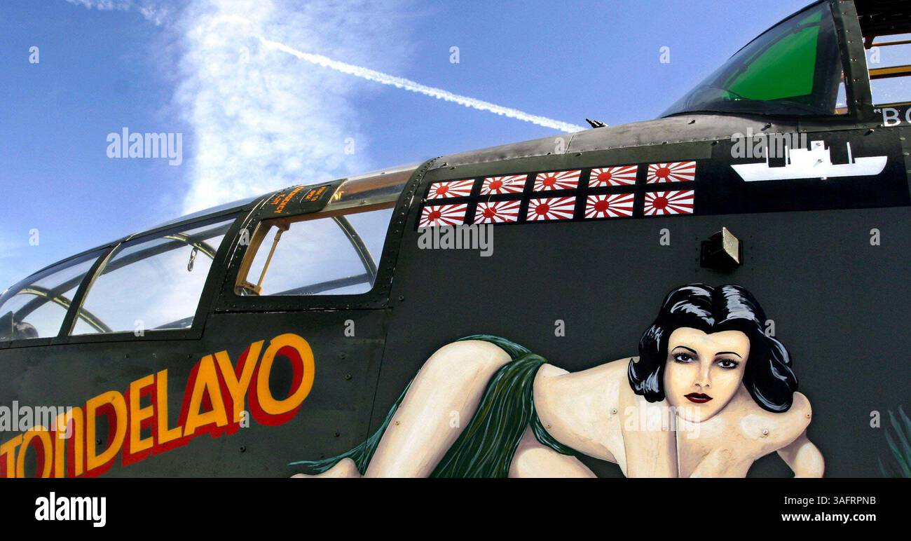 2/10/2006) B 25 VISITA ---3. Un dipinto della defunta attrice Hedy Lamarr come personaggio ''Tondelayo'' nel film del 1942 ''White Cargo'', è mostrato sul lato di un aereo B-25 Mitchell d'epoca della seconda guerra mondiale con lo stesso nome venerdì, presso l'aeroporto internazionale Clearwater di St. Petersburg come parte del tour Wings of Freedom della Collings Foundation. L'organizzazione offriva corse da 25,00 a 00,00 a persona, venerdì, sullo storico aereo. Il B-25 fu reso famoso dal volo del tenente colonnello James Doolittle di sedici B-25 dalla portaerei USS Hornet il 1 aprile Foto Stock