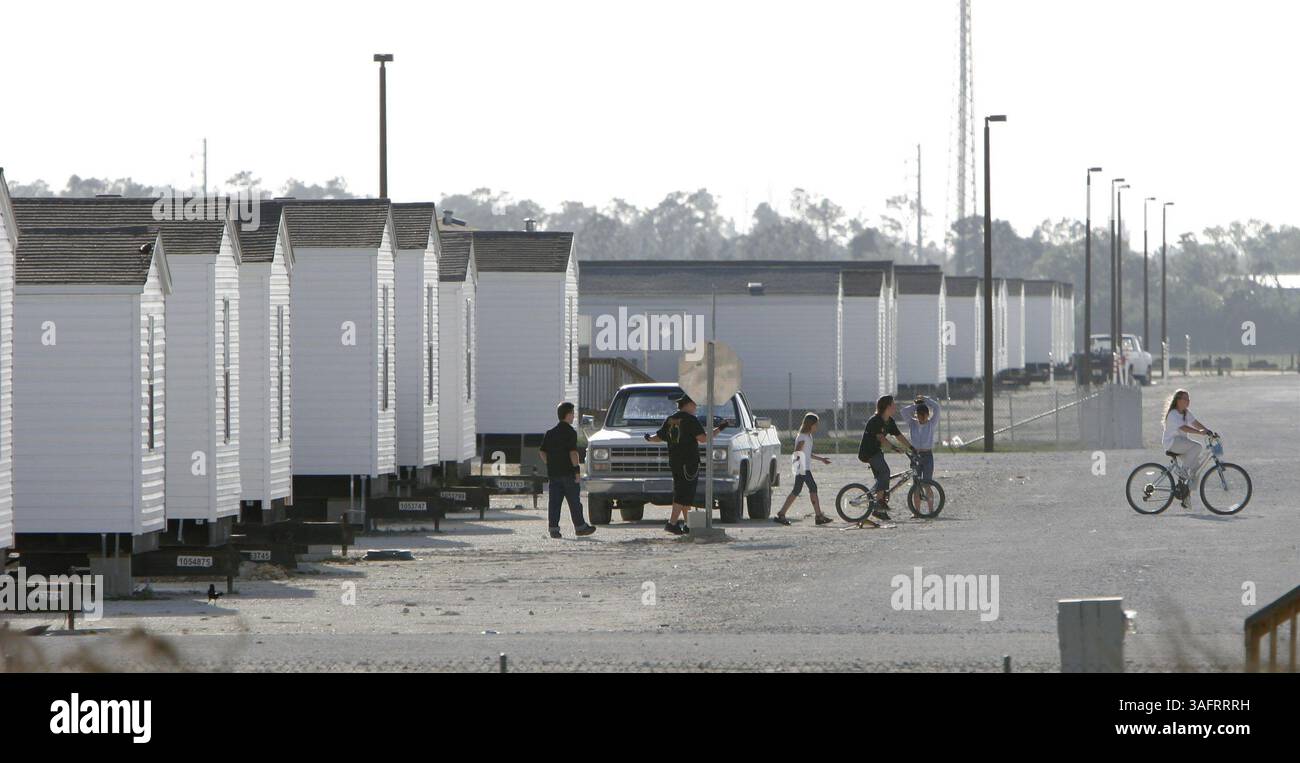 Punta Gorda -- 24/03/2006) FOTO 1: File e file di rimorchi bianchi non descritti compongono il parco FEMA accanto alla prigione della contea di Charlotte che ospita 260 famiglie. La tariffa massima per il noleggio di un rimorchio a due camere da letto è di 88 al mese. . RIEPILOGO DELLA STORIA: A partire dal 1° maggio, le vittime dei 2004 uragani che vivono ancora nei trailer temporanei della FEMA dovranno iniziare a giocare a noleggio. Entro settembre dovranno tutti trovare un altro posto dove vivere. Questo interesserà più di 4.000 famiglie della Florida rimaste senzatetto dagli uragani Charley, Frances, Ivan e Jeanne. L'affitto si baserà sul reddito, sull'ubicazione e su altri fattori. ( Foto Stock