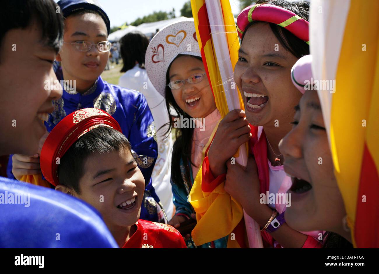 FOTO DEL PIOMBO PER FAVORE -- LC. DIDASCALIA: (San Pietroburgo, 03/25/2006) Trong Du, 11, Vinh Nyugen, 12, Tracy Doan, 14, mai Nguyen, 12, Hien Nguyen, 11, e il Duc Du, 8 anni, (tutti CQ) scherzò nel backstage prima di esibirsi in canzoni tradizionali vietnamite alla Fiera Internazionale Folkloristica di San Pietroburgo nel Parco Vinoy sabato (03/25/2006). La fiera è una celebrazione della diversità che include cibo internazionale, arte, artigianato e intrattenimento. Trong Du, Duc Du, Hien Nguyen e Vinh Nguyen vivono tutti a San Pietroburgo, mai Nguyen vive a Pinellas Park, e Tracy Doan vive a Tampa Foto Stock