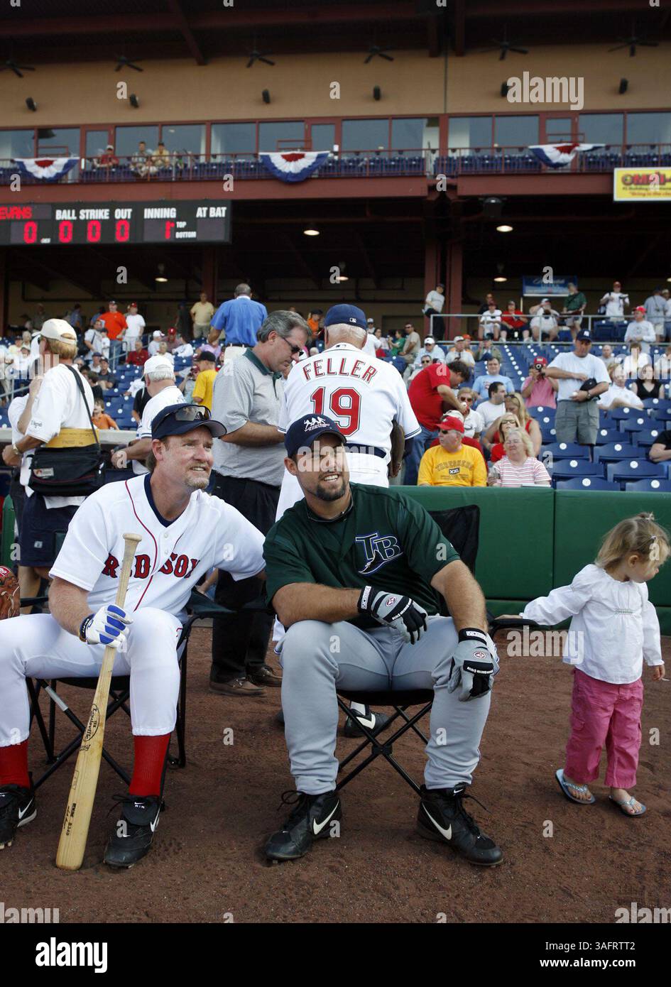 CLEARWATER - (19/3/2006) - 2) Wade Boggs (CQ, roster), Left, e Mike Alstott (CQ, roster), Center, visita durante l'Homerun Derby prima della Legends of Baseball Game Sunday al Bright House Networks Field di Clearwater. La Major League Baseball Players Alumni Association presenta l'evento annuale a beneficio di tutti gli ospedali di ChildrenÕs e della Major League Baseball Players Alumni Association. Altre stelle presenti hanno partecipato a Wered Harmon Killebrew, Steve Carlton, Ferguson Jenkins, Bob Feller, Brooks Robinson e molti altri; anche il giocatore di football Mike Alstott e il giocatore di softball olimpico statunitense Michele Smith (ro Foto Stock