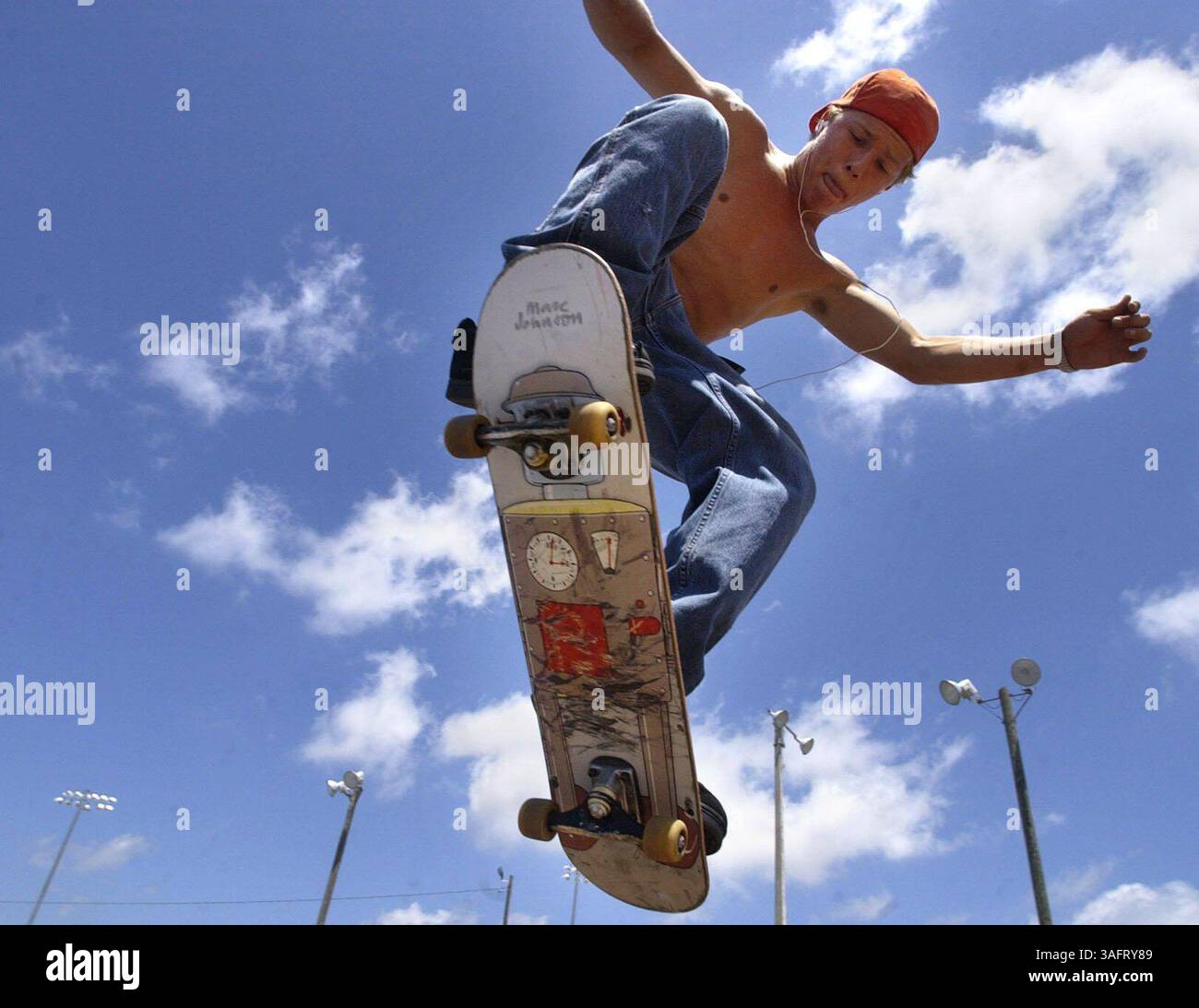 DIDASCALIA: (04/27/06, Crystal River) David McRee, 17 di Crystal River, fa un 'back 180' fuori da una delle rampe del parco di pattinaggio del Bicentennial Park a Crystal River. Il trucco richiede al pilota di colpire la rampa, prendere aria, ruotare indietro di 180 gradi e atterrare. Lo skatepark è stato inaugurato a gennaio e sono state promesse altre rampe. "Va tutto bene... ci tiene fuori dai guai", ha detto McRee. "Se pattiniamo per strada possiamo prendere i biglietti. Quando lo riempiono (immagine di credito: St Petersburg Times/ZUMAPRESS.com) Foto Stock