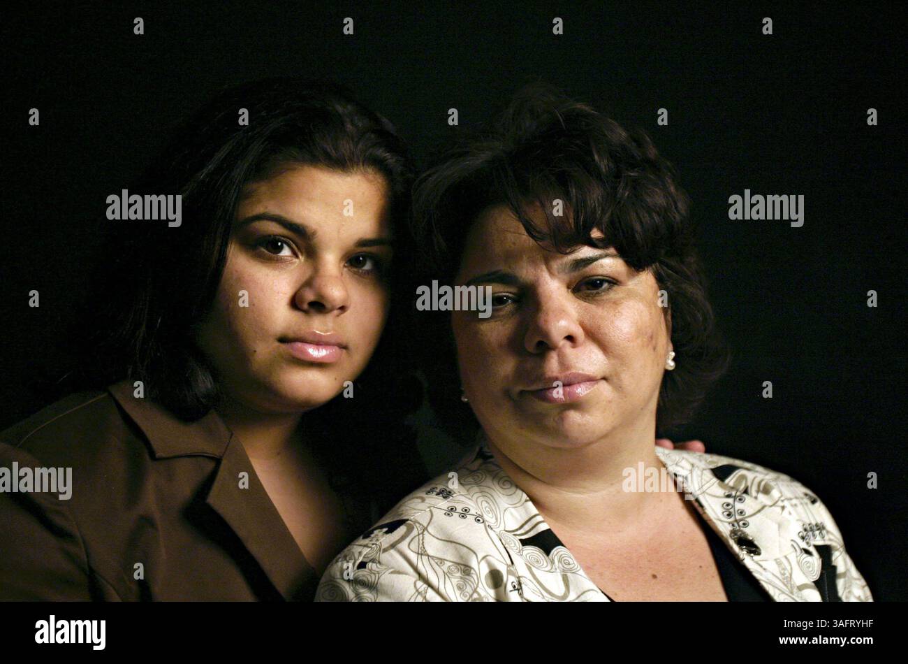 20060504 - TAMPA - Ritratto di Mylin Serrano, vedova di Det. Juan Serrano, e sua figlia Natalie Ruiz, 19 anni. DET. Serrano, l'autista del sindaco Pam Iorio, è stato ucciso in un incidente stradale all'inizio di quest'anno. RIASSUNTO DELLA STORIA - Ritratto di Mylin Serrano e della figlia Natalie Ruiz, 19 anni. (Immagine di credito: St Petersburg Times/ZUMAPRESS.com) Foto Stock