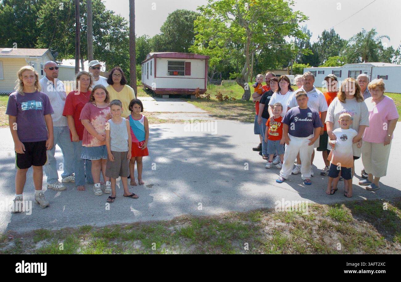 DIDASCALIA : FOTO 1: [ New Port Richey - FRIDAY - 06/02/2006]..le famiglie in Capron Street a New Port Richey si riuniscono per la strada per posare per un ritratto davanti ad un rimorchio, tutti concordano che dovrebbero essere rimosse. Nella foto (nessun ordine particolare) sono inclusi Jennifer e Chris Chiger, Edmund e Joan Sampson, Matthew e Maria Sampson, Opal e David Adkins, Regina Weiner, Joseph e Leona Moore e molti dei loro figli... (Immagine di credito: St Petersburg Times/ZUMAPRESS.com) Foto Stock