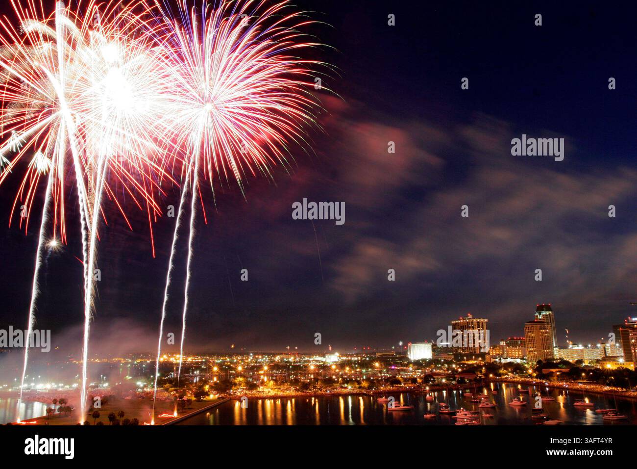DIDASCALIA: (San Pietroburgo, 07/04/2006) ore dopo una breve discesa pomeridiana, i cieli erano limpidi e i fuochi d'artificio sono andati fuori per i visitatori del lungomare di San Pietroburgo martedì (immagine di credito: St Petersburg Times/ZUMAPRESS.com) Foto Stock