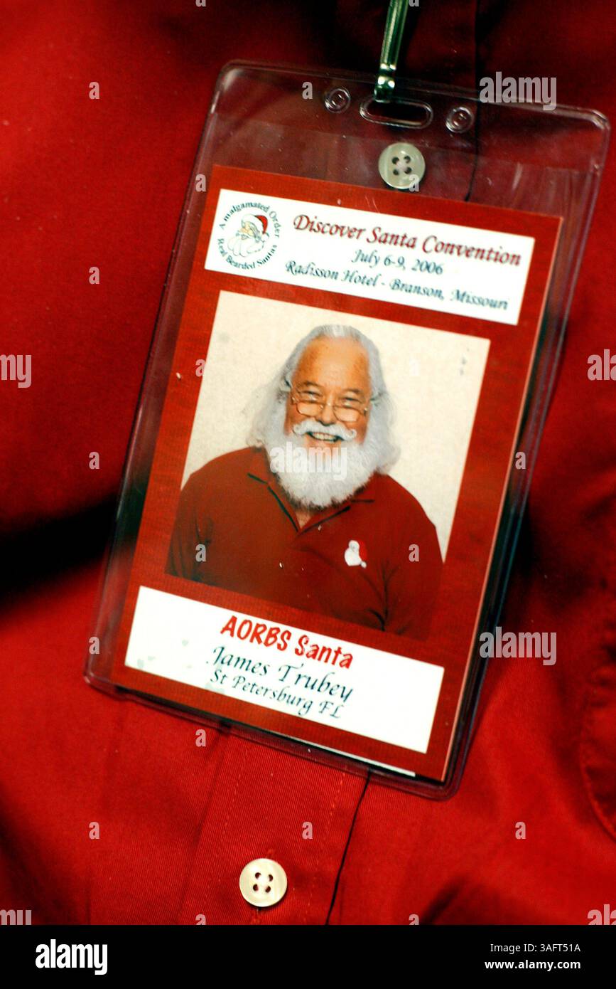 DIDASCALIA: (7/7/06 Branson).6 di 9..la foto ID di Jim Trubey (cq), 59, di San Pietroburgo è appesa sulla sua camicia rossa dopo una giornata di workshop termina venerdì 7 luglio 2006. Ognuno dei quasi 300 Babbo Natale con la barba reale, insieme alle loro Mrs. Clauses, indossava documenti fotografici per tutta la convention "Discover Babbo Natale" dell'ordine Amalgamato dei Babbo Natale barbuti. RIASSUNTO DELLA STORIA: Jim Trubey (cq), 59, e sua moglie Jill (Credit Image: St Petersburg Times/ZUMAPRESS.com) Foto Stock