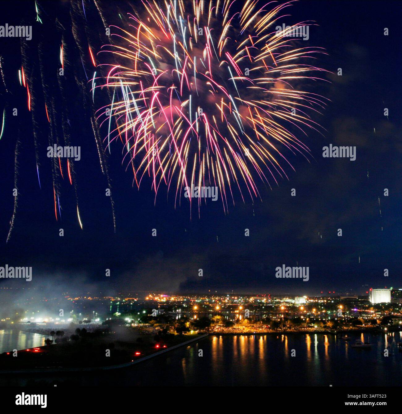 DIDASCALIA: (San Pietroburgo, 07/04/2006) ore dopo una breve discesa pomeridiana, i cieli erano limpidi e i fuochi d'artificio sono andati fuori per i visitatori del lungomare di San Pietroburgo martedì (immagine di credito: St Petersburg Times/ZUMAPRESS.com) Foto Stock