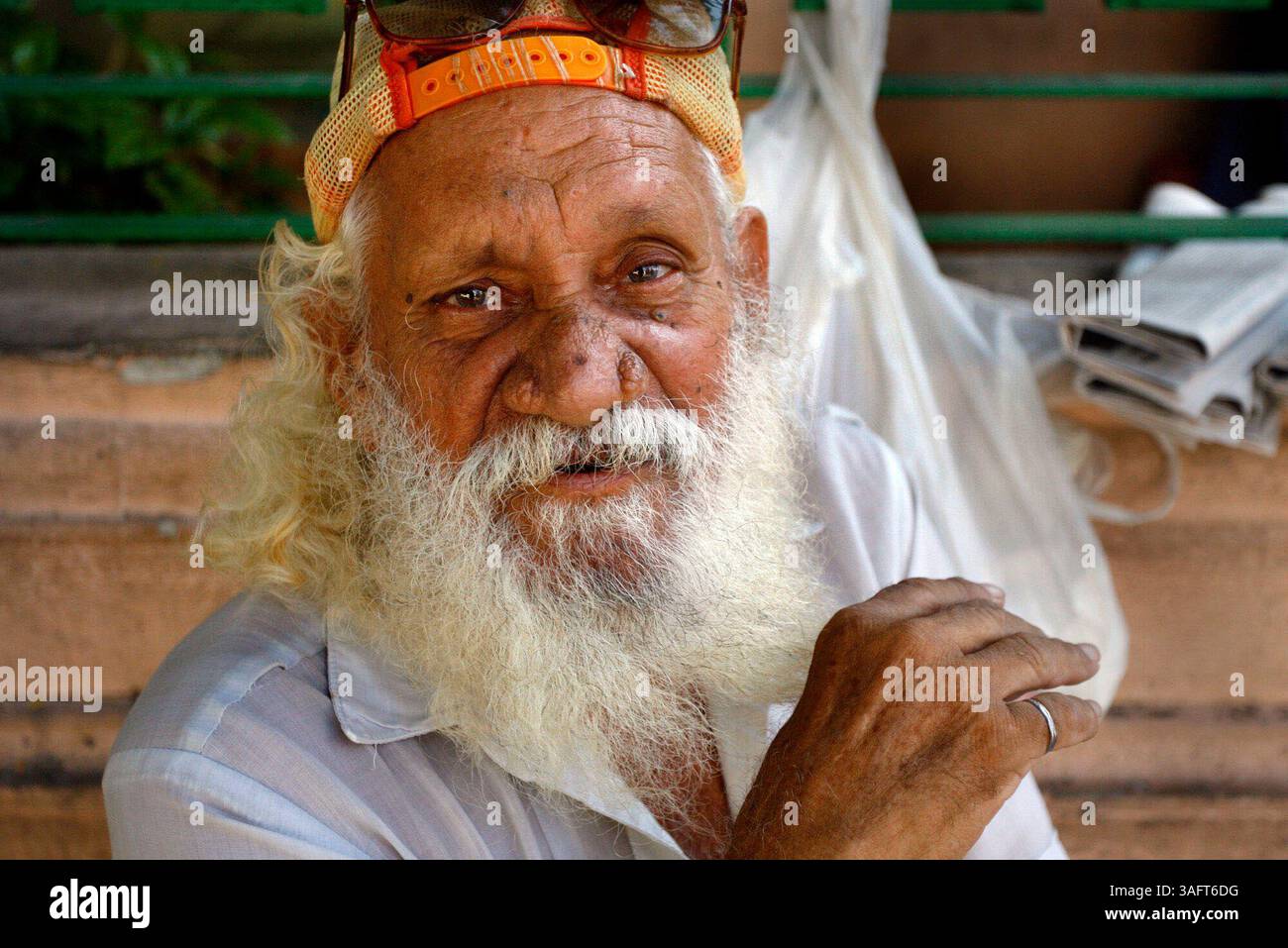 L'AVANA, CUBA - giovedì (8/3/2006) - 12) il venditore di giornali Manuel Alonso ha detto che di solito ci vogliono quattro ore per vendere le 50 copie di Granma che gli viene assegnato. Ultimamente si è esaurito entro le 9 del mattino, come i suoi clienti, il 79enne sembra più interessato alla condizione di Castro - l'unica cosa che è palesemente assente dalla copertura, anche se i funzionari dicono che è "molto vivo" e convalescente bene (immagine di credito: St Petersburg Times/ZUMAPRESS.com) Foto Stock