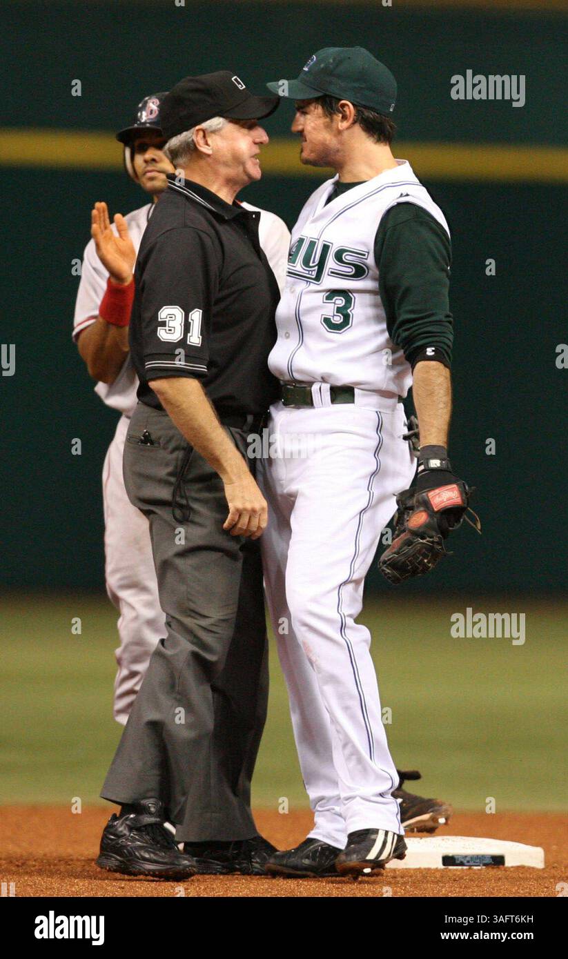 13- DIDASCALIA: (08/05/2006 ST. PIETROBURGO ) . Tampa Bay Devil Rays (3) Jorge Cantu (2B) sostiene che il corridore, Boston Red Sox (10) Coco Crisp (CF), era al sicuro alla seconda base con il 2B arbitro Andy Fletcher durante il 7° inning al Tropicana Field di San Pietroburgo sabato sera (Credit Image: St Petersburg Times/ZUMAPRESS.com) Foto Stock