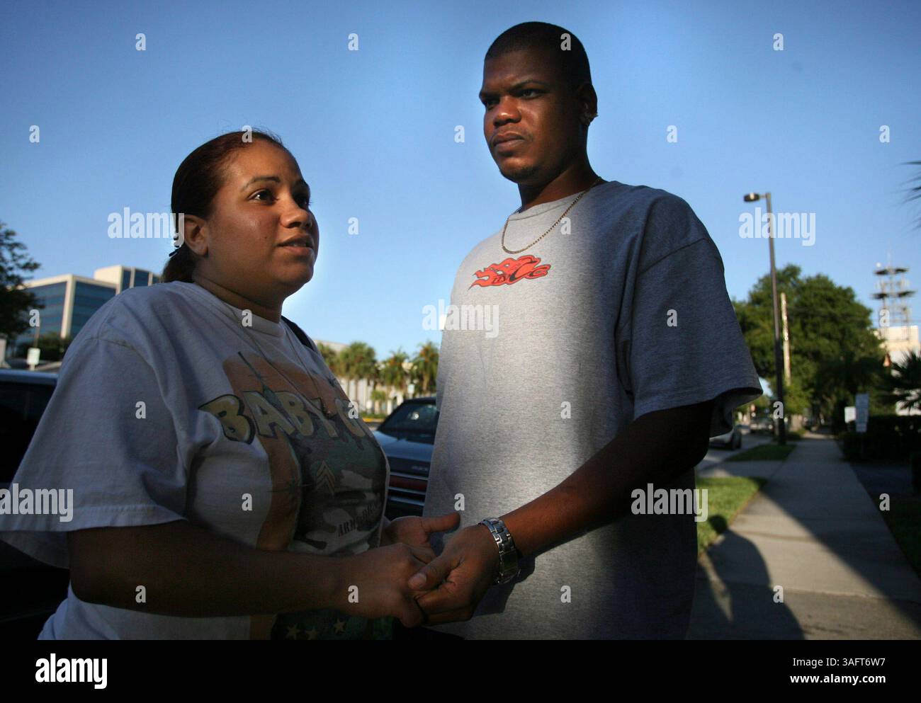 1- DIDASCALIA: (San Pietroburgo 08/09/2006).da sinistra: Awilda Ortiz (cq), 23, e il suo fidanzato Jose Andujar (cq), 30, fuori dal dipartimento dei servizi umani della contea di Pinellas, 647 1st Avenue North a San Pietroburgo. Mercoledì mattina presto (8/09/06). (Times Photo by Dirk Shadd) RIASSUNTO della STORIA: L'aumento dei costi di assicurazione, tasse, utenze, affitti, gas e cibo sta colpendo duramente le persone. Alcune persone stanno pizzicando i centesimi mentre altre stanno uscendo da Dodge. Al Pinellas County Department of Human Services Lines si formano fuori dall'agenzia anche prima che le porte si aprano ogni mattina con persone che cercano un Foto Stock