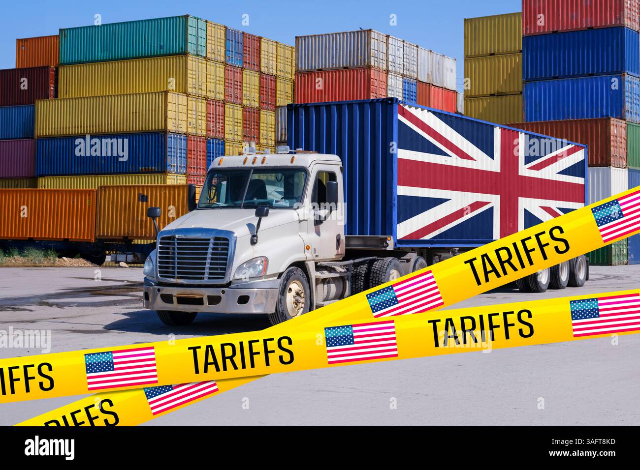 Un container di spedizione marcato dal Regno Unito su un camion, bloccato dal nastro delle "tariffe" statunitensi, che simboleggia l'impatto della guerra commerciale sulle relazioni tra Regno Unito e Stati Uniti - Montage Foto Stock