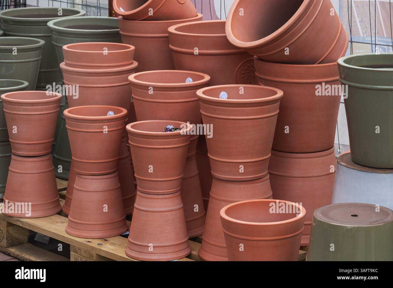 Vasi per piante in ceramica in un negozio fai da te, Allgaeu, Svevia, Baviera, Germania, Europa Foto Stock