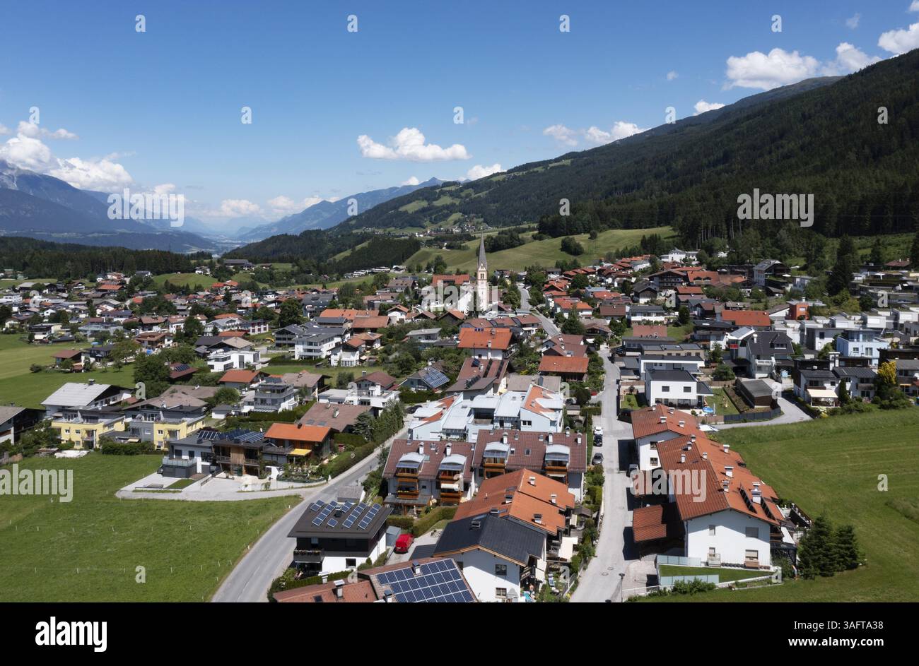 Colpo di droni, vista del villaggio con chiesa parrocchiale, Rinn, Tirolo, Austria, Europa Foto Stock