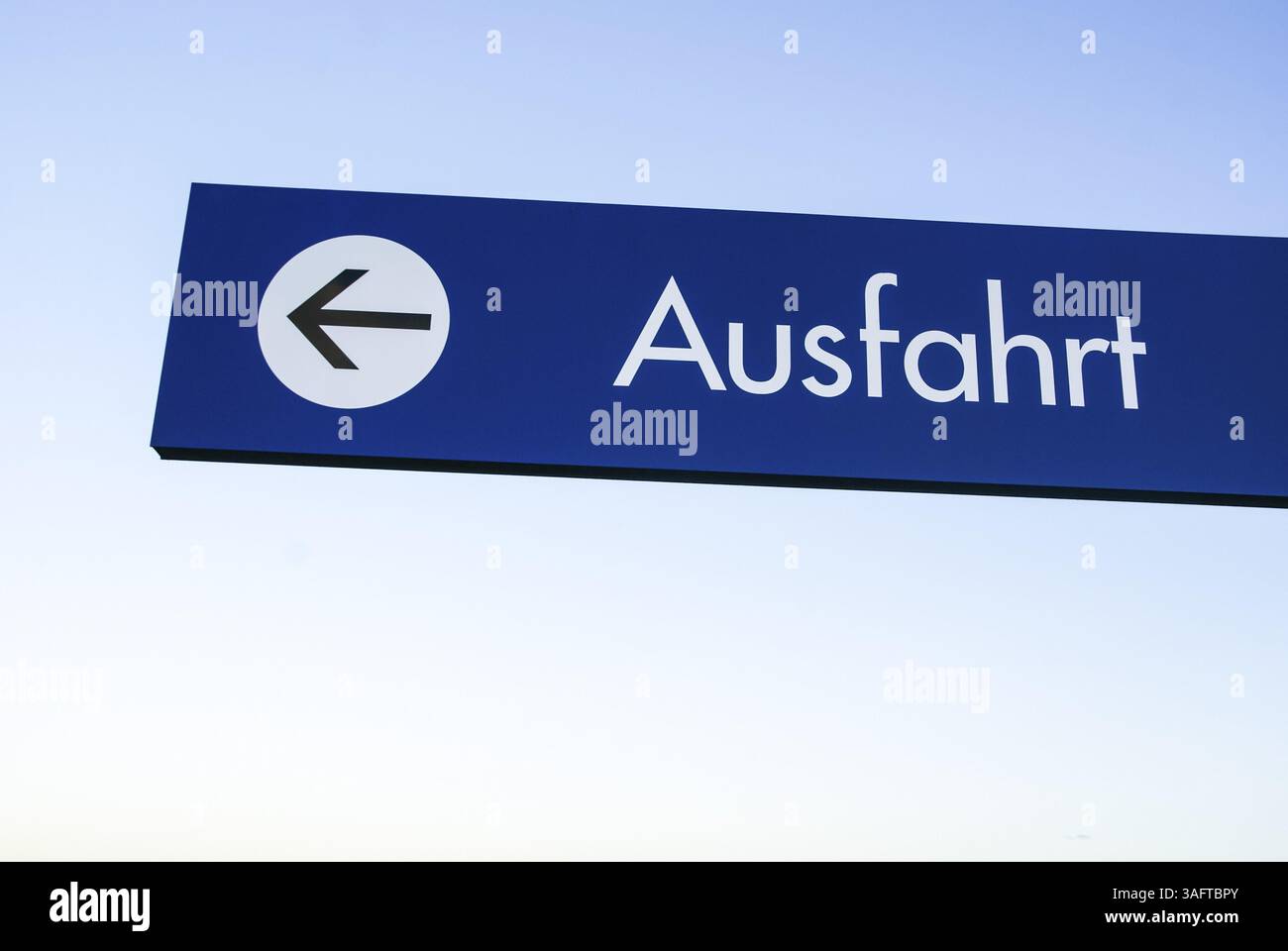 Cartello di uscita con la freccia di direzione Foto Stock