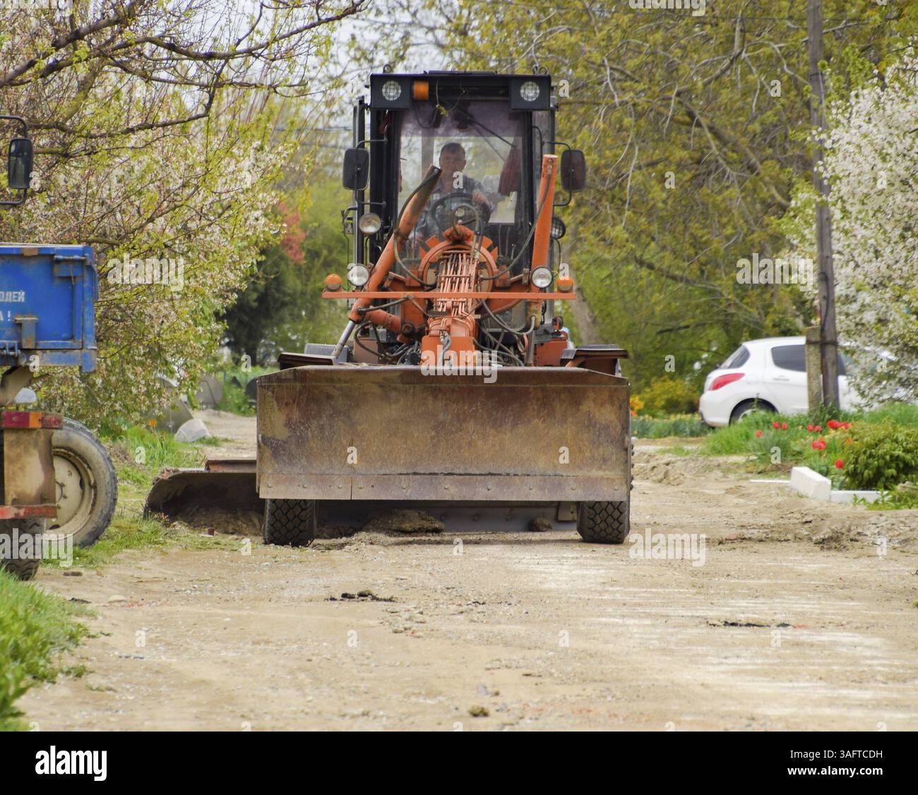 Livellatrice su una strada sterrata. Krasnodar, Russia, Europa Foto Stock