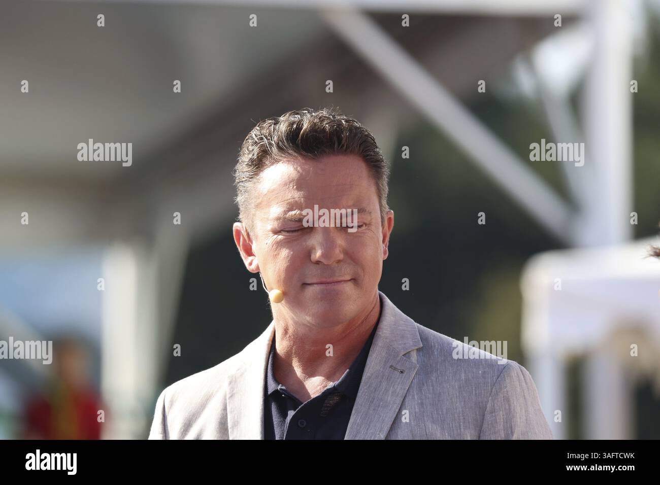 Occhi chiusi e attraverso: Stefan Mross (cantante / presentatore / intrattenitore) nel programma TV ARD Immer wieder sonntags, Rust, Germania / Germania Foto Stock