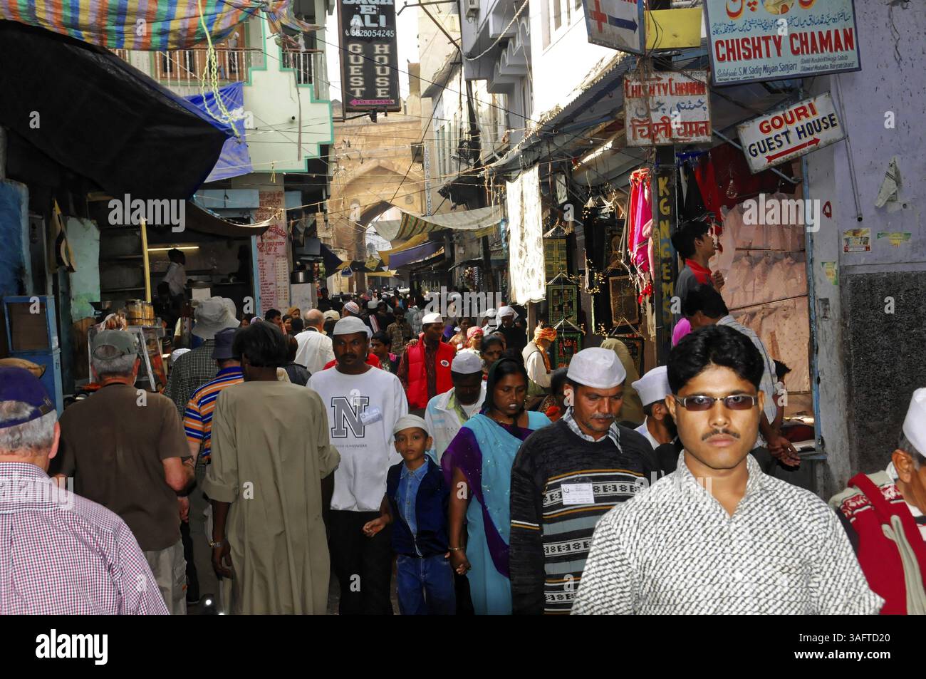 Mercato dei cammelli, fiera, persone, mercato dei matrimoni, animali, città deserta di Pushkar, (Fiera dei cammelli di Pushkar), vivace strada cittadina con gente in abiti tradizionali Foto Stock
