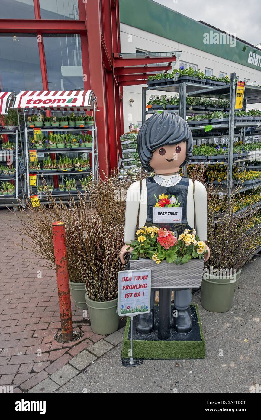 Uomo di plastica con cesto di fiori, MR Plastic Toom davanti a un negozio fai da te, Allgaeu, Svevia, Baviera, Germania, Europa Foto Stock