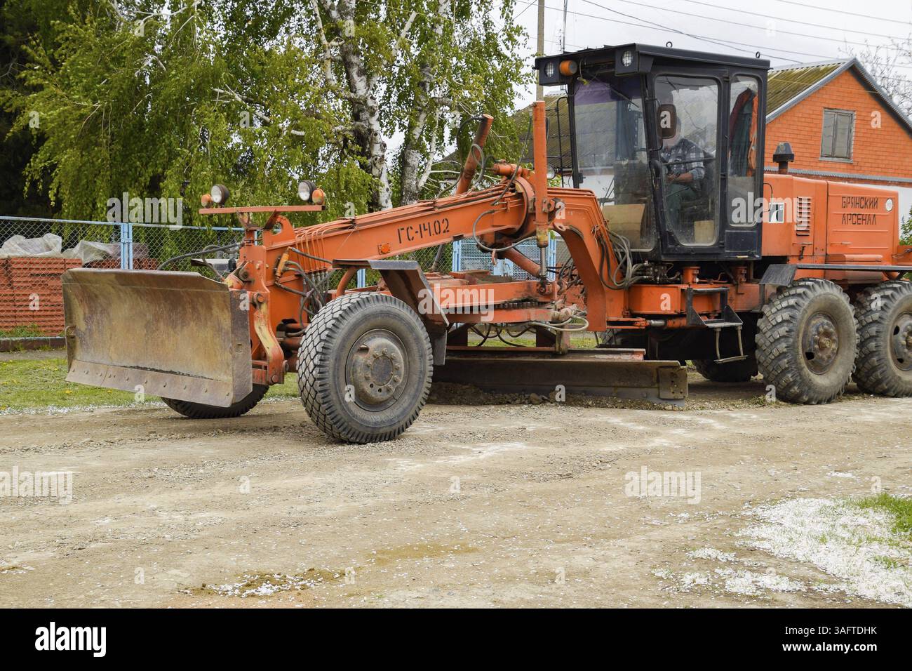 Livellatrice su una strada sterrata. Krasnodar, Russia, Europa Foto Stock