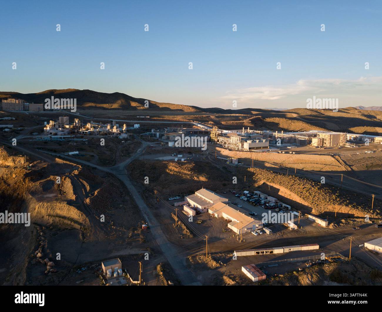 Vista della miniera di minerali di terre rare del Mountain Pass nel deserto del Mojave in California Foto Stock