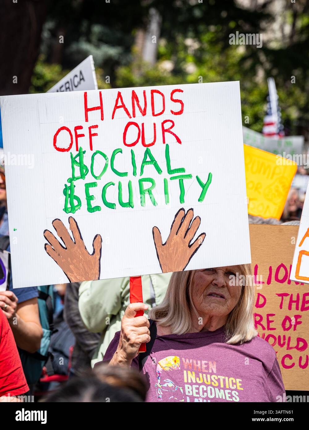 Una donna più anziana ha un segnale sulla sicurezza sociale durante la protesta del 50501 sul Campidoglio. Foto Stock