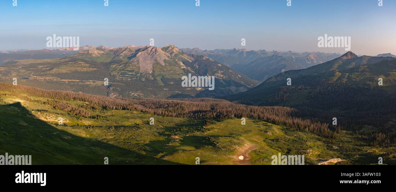 Innalzandosi sopra la Million Dollar Highway (US 550), Grand Turk e Sultan Mountain. Situato nella catena montuosa di San Juan, subito a sud di Silverton, Colorado. Foto Stock