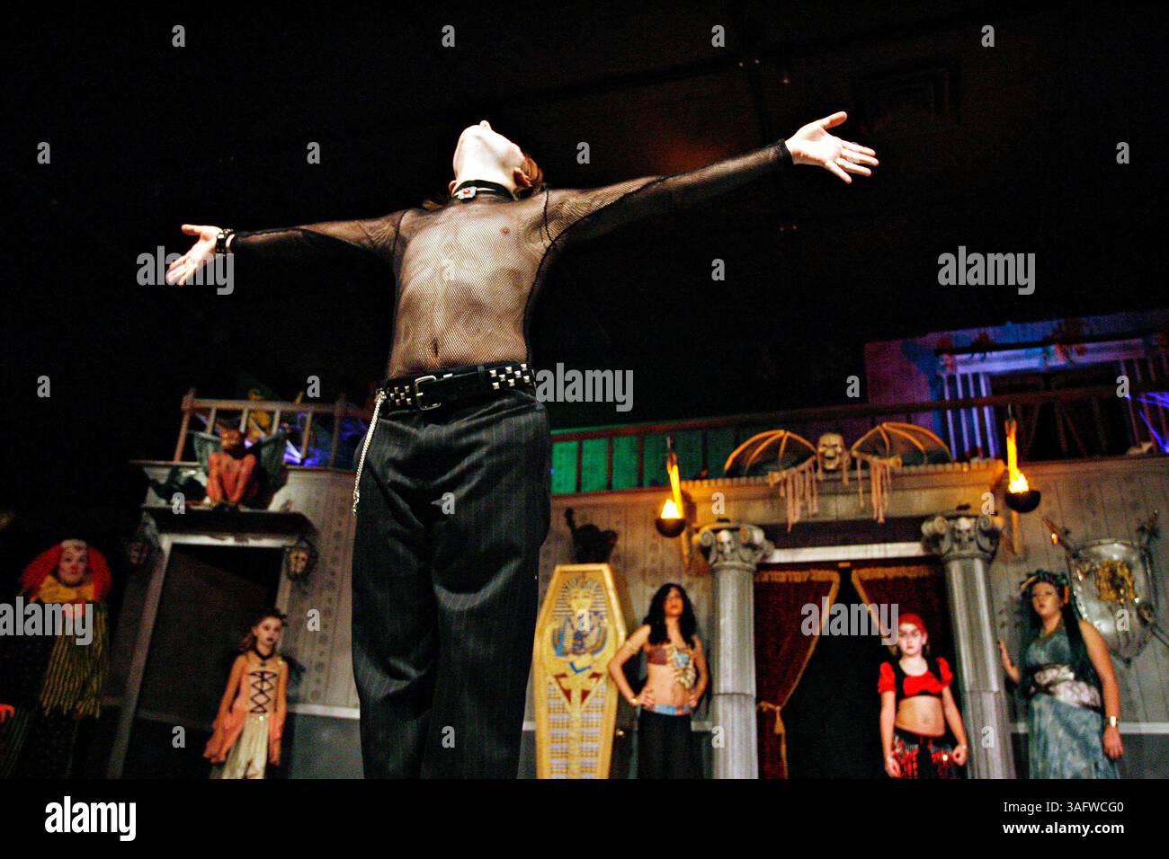 FOTO: DIDASCALIA: New Port Richey - 13/10/06)] ..(1/2) il recluso gotico Michael Hayes si esibisce venerdì pomeriggio, 13/10/06, al Center Stage Theatre e all'Accademia di danza di New Port Richey. Il Center Stage Theatre and Dance Academy sta svolgendo il suo annuale Halloween Show, ''Halloween Murder Mystery and Monster Ball''' il 22, 27, 28 e 29 ottobre... il Center Stage Theatre and Dance Academy sta svolgendo il suo annuale Halloween Show, ''Halloween Murder Mystery and Monster Ball'' il 22, 27, 28 e 29 ottobre. Saranno in costume da mostro e riascolteranno il loro show di partecipazione del pubblico. Il direttore è Chelle St. P. Foto Stock
