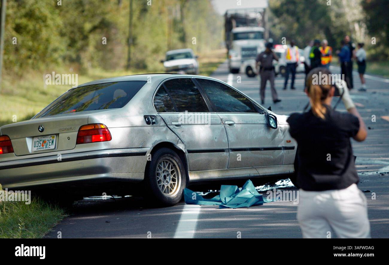 10/30/2006, RIDGE MANOR) almeno due persone sono morte in un incidente mattutino lunedì vicino alla linea della contea di Sumter sulla S.R. 50 nella contea orientale di Hernando. Due auto hanno colpito a testa alta, apparentemente uccidendo entrambi i conducenti. Una terza persona è stata allontanata dalla scena. L'incidente ha chiuso la strada per più di 3 ore mentre la Florida Highway Patrol indagava sull'incidente. ..MAURICE RIVENARK | Times (immagine di credito: St Petersburg Times/ZUMAPRESS.com) Foto Stock