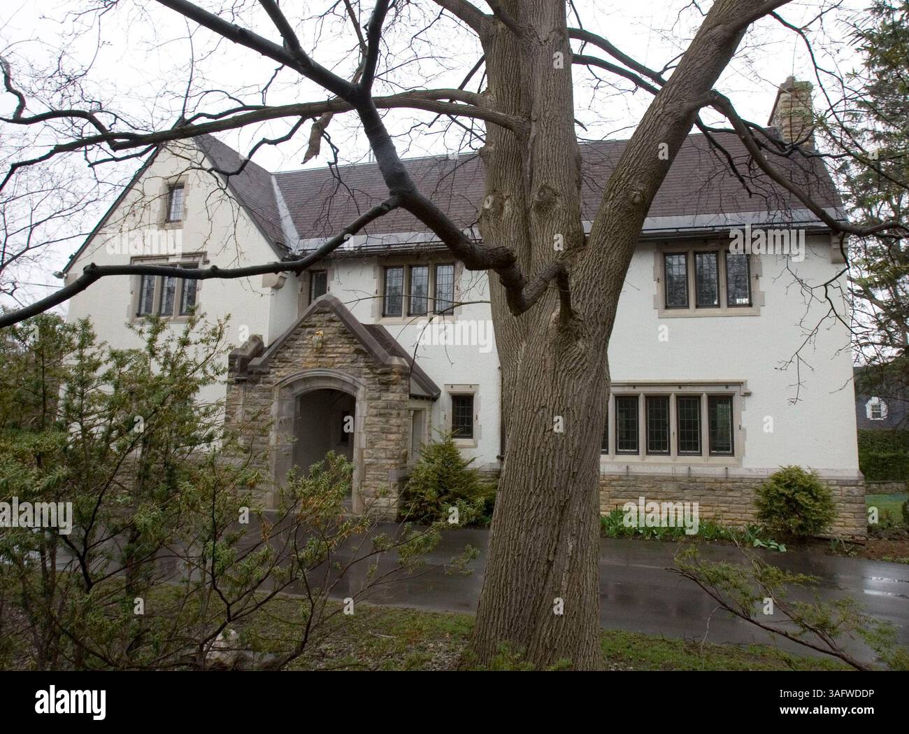 Questa casa a tre piani nel lussureggiante sobborgo di Ottawa a Rockcliffe Park, sede di generazioni di vice ambasciatori degli Stati Uniti dal 1948, vista venerdì 27 aprile 2007, è in vendita dal Dipartimento di Stato per un prezzo richiesto di .25 milioni. "Allo stesso tempo imponente e imponente", dice il broker del dipartimento della casa di 64 anni che ha goduto di un periodo di celebrità di Hollywood come la casa di Paul Newman e Joanne Woodward nel film del 1990 "Mr. And Mrs. Bridge. (Immagine di credito: St Petersburg Times/ZUMAPRESS.com) Foto Stock