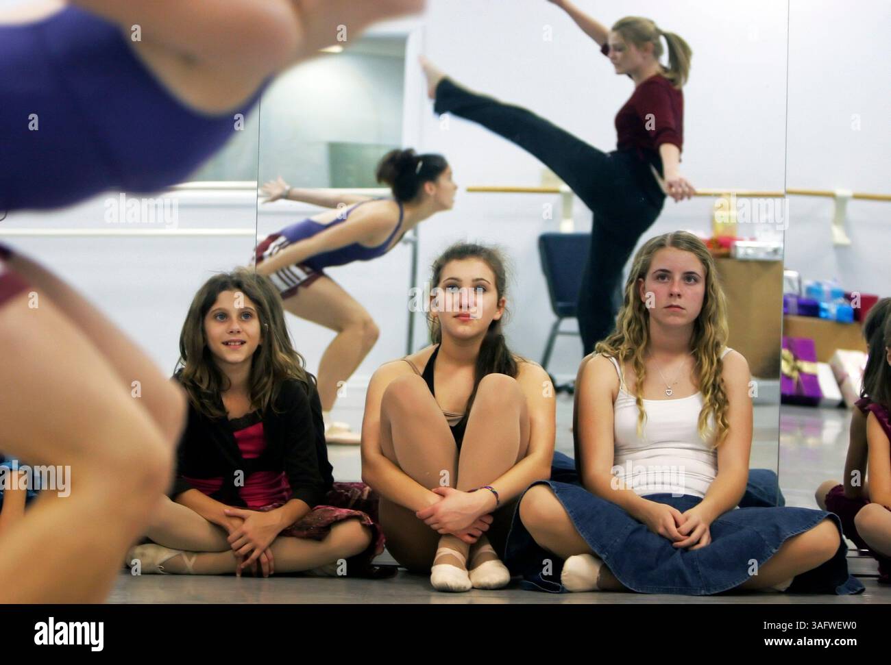 DIDASCALIA: (Safety Harbor 11/29/2006) . Foto n. 7). Nadia Kirsch, 10 anni, sua sorella Alexandra Kirsch, 14 anni, ed Elizabeth Kripner, 14 anni, guarda Amber Long, 14, Left e Marissa Meigs, 17 anni, eseguono il pezzo di ciliegia al rum zuccherino che è una svolta della fata della prugna zuccherina durante una prova per lo schiaccianoci con il Florida Dance Centre che si esibirà sabato 2 dicembre e domenica 3 dicembre al CCC High. Quest'anno la musica e la danza rifletteranno uno Schiaccianoci contemporaneo, una combinazione di jazz, balletto, hip hop. (Immagine di credito: St Petersburg Times/ZUMAPRESS.com) Foto Stock