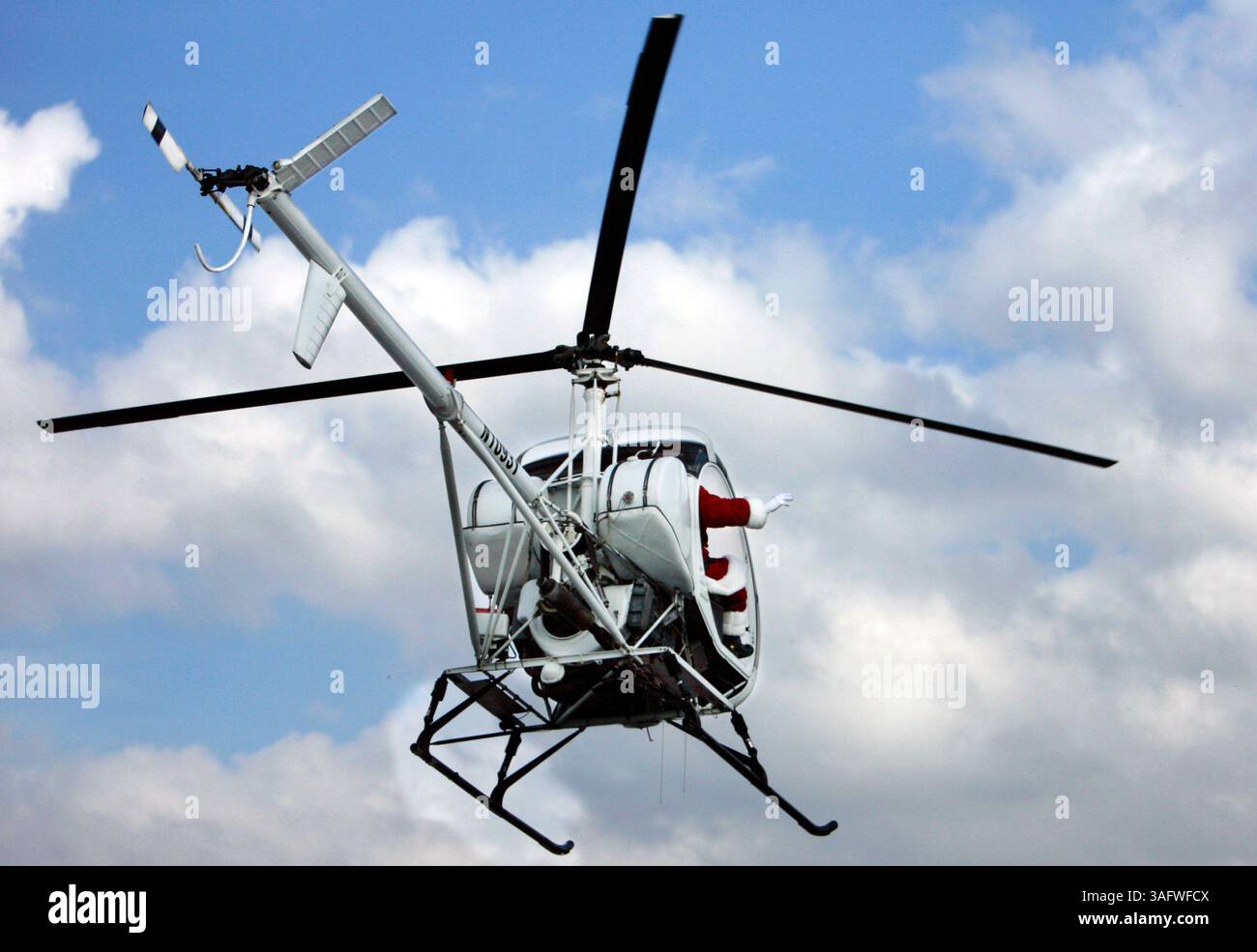 10/12/06).Babbo Natale (Jim Trubey (cq)) saluta i bambini e le famiglie all'aeroporto Albert Whitted domenica pomeriggio. Babbo Natale ha visitato il quarto evento festivo annuale ospitato dalla Albert Whitted Airport Preservation Society per raccogliere fondi per l'Albert Whitted Historic Aviation Museum. L'elicottero è pilotato da Randy York (immagine di credito: St Petersburg Times/ZUMAPRESS.com) Foto Stock