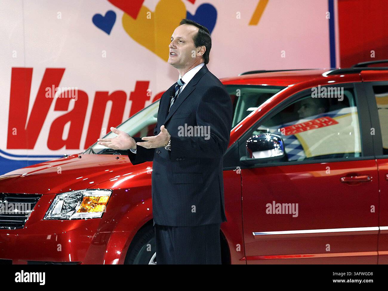 Eric Ridenour, Chief Operating Officer del Chrysler Group di DaimlerChrysler AG, parla della nuova linea di minivan Chrysler durante il North American International Auto Show 2007 a Detroit, Michigan, domenica 7 gennaio 2007. Chrysler ha dichiarato che estenderà il primato di 24 anni nelle vendite di minivan con modelli dotati di motori più grandi e sedili di seconda fila che ruotano di 180 gradi, in modo che gli occupanti possano usare un tavolo per giocare o mangiare spuntini. Fotografo: Gary Malerba/Bloomberg News. (Immagine di credito: St Petersburg Times/ZUMAPRESS.com) Foto Stock