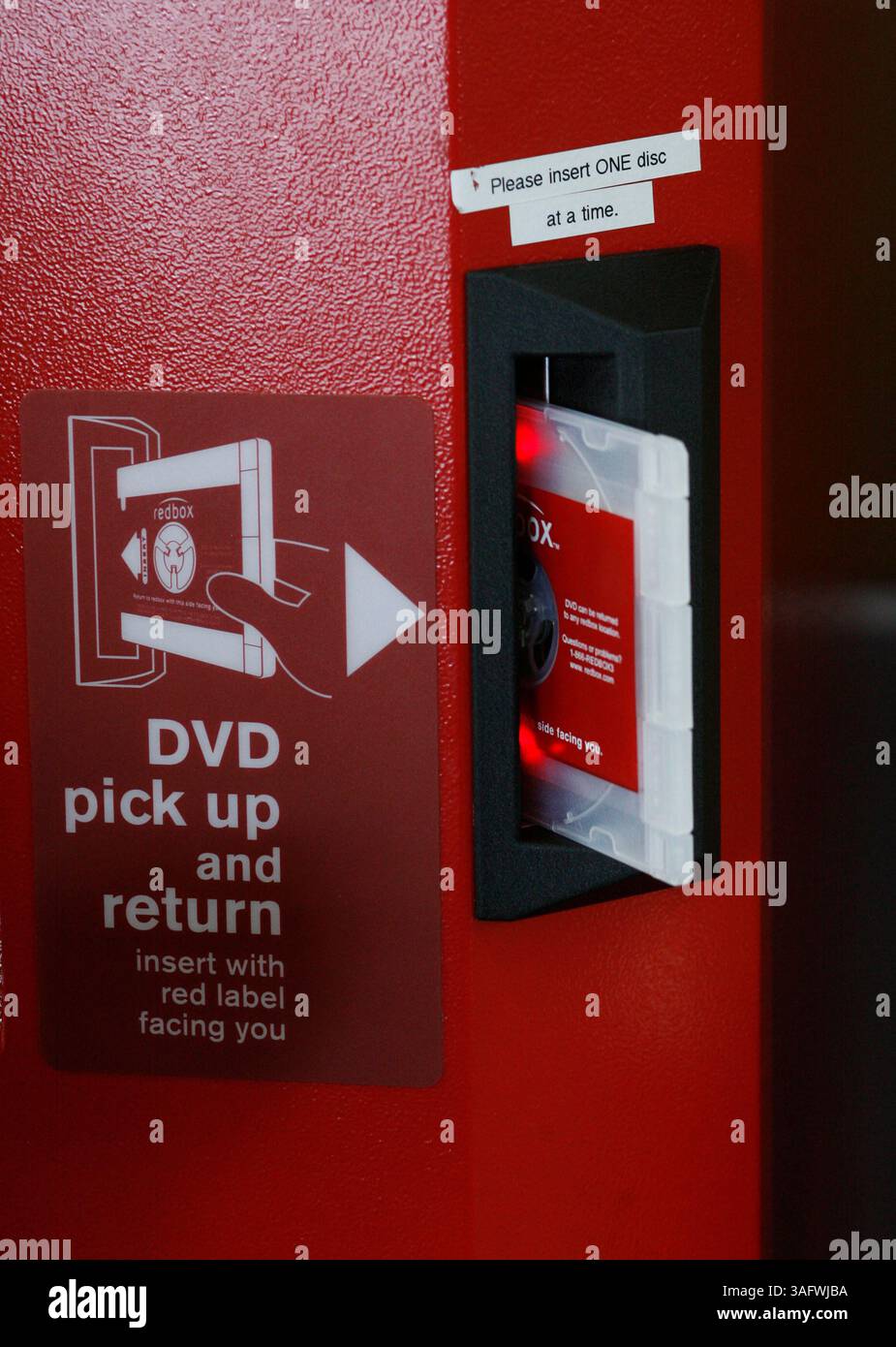 Tampa 2/26/08)--3) Un DVD esce da un chiosco di distributori automatici Red Box dopo Xann Leseberg (immagine di credito: St Petersburg Times/ZUMAPRESS.com) Foto Stock