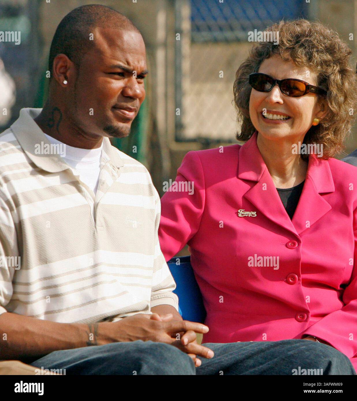 TP 261782 LYTT LEAGUE)..DIDASCALIA: (TAMPA, FL -- 03/01/2007) in collaborazione con la città di Tampa, i Tampa Bay Devil Rays hanno selezionato i campi della West Tampa Little League come sito successivo per il programma di ristrutturazione sul campo della squadra dedicato alla rivitalizzazione dei campi giovanili in tutta la regione di Tampa Bay. Il sindaco di Tampa Pam Iorio, giusto, e l'esterno dei Devil Rays Carl Crawford furono entrambi invitati a prendere parte all'annuncio formale del piano giovedì ai campi della Little League di West Tampa. (Immagine di credito: St Petersburg Times/ZUMAPRESS.com) Foto Stock