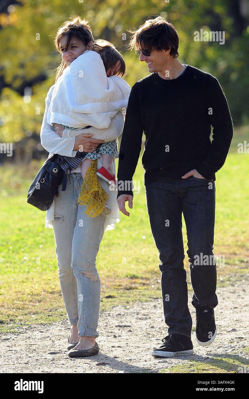FOTO DEL FILE - la coppia di Hollywood una volta chiamata ''Tomkat'' si sta dividendo. Tom Cruise e Katie Holmes si sono sposati nel 2006 e hanno una figlia di sei anni. Nella foto: 10 ottobre 2009 - Boston, Massachusetts, Stati Uniti - Actor TOM CRUISE, KATIE HOLMES e Daughter SURI CRUISE si divertono in un parco di Boston. La crociera è a Boston per girare un film. (Immagine di credito: © Sharkpixs/ZUMApress.com) Foto Stock